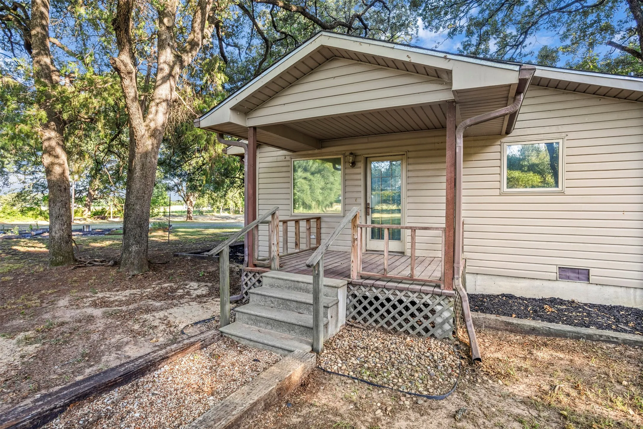 Single Family Residence For Sale in Kaufman County , 8412 County Road 4084, Scurry, Texas 75158, 3 Bedroom, 3 Bathroom, Garage spaces, 1,976 Sqft, built in 2001, mls#21320302, Real Estate Agent in Scurry, Homes For Sale in Kaufman county, Homes For Sale in Scurry, Realtor in Scurry Texas, Real Estate Brokerage Independent Realty Texas, Luminita Cordes Realtor