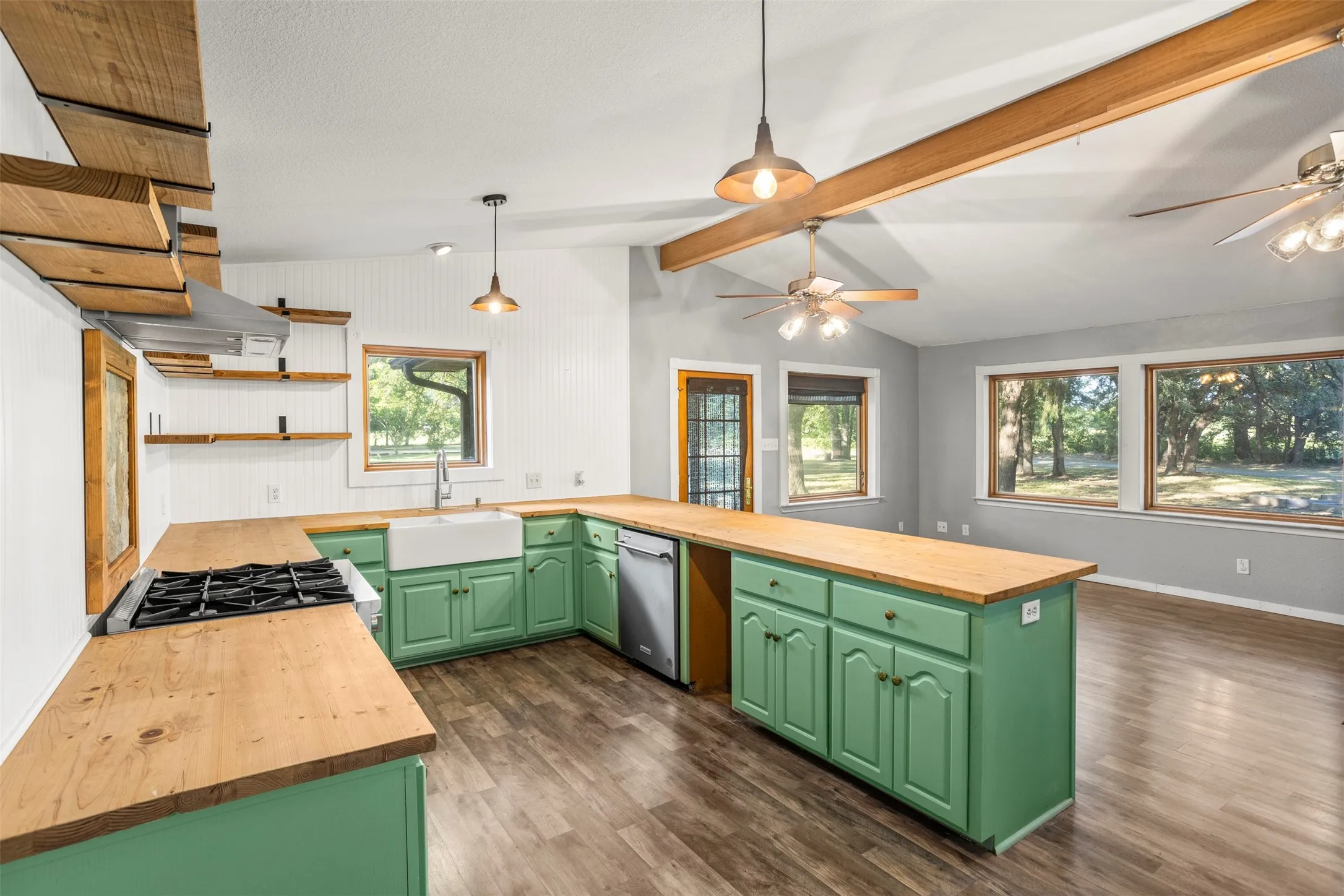 Single Family Residence For Sale in Kaufman County , 8412 County Road 4084, Scurry, Texas 75158, 3 Bedroom, 3 Bathroom, Garage spaces, 1,976 Sqft, built in 2001, mls#21320302, Real Estate Agent in Scurry, Homes For Sale in Kaufman county, Homes For Sale in Scurry, Realtor in Scurry Texas, Real Estate Brokerage Independent Realty Texas, Luminita Cordes Realtor