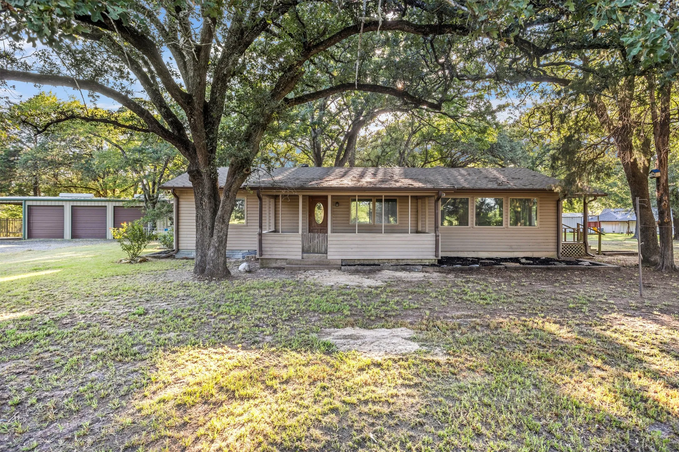 Single Family Residence For Sale in Kaufman County , 8412 County Road 4084, Scurry, Texas 75158, 3 Bedroom, 3 Bathroom, Garage spaces, 1,976 Sqft, built in 2001, mls#21320302, Real Estate Agent in Scurry, Homes For Sale in Kaufman county, Homes For Sale in Scurry, Realtor in Scurry Texas, Real Estate Brokerage Independent Realty Texas, Luminita Cordes Realtor
