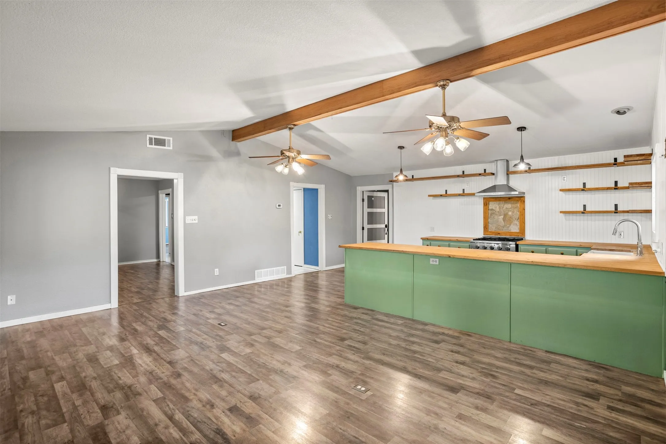 Single Family Residence For Sale in Kaufman County , 8412 County Road 4084, Scurry, Texas 75158, 3 Bedroom, 3 Bathroom, Garage spaces, 1,976 Sqft, built in 2001, mls#21320302, Real Estate Agent in Scurry, Homes For Sale in Kaufman county, Homes For Sale in Scurry, Realtor in Scurry Texas, Real Estate Brokerage Independent Realty Texas, Luminita Cordes Realtor