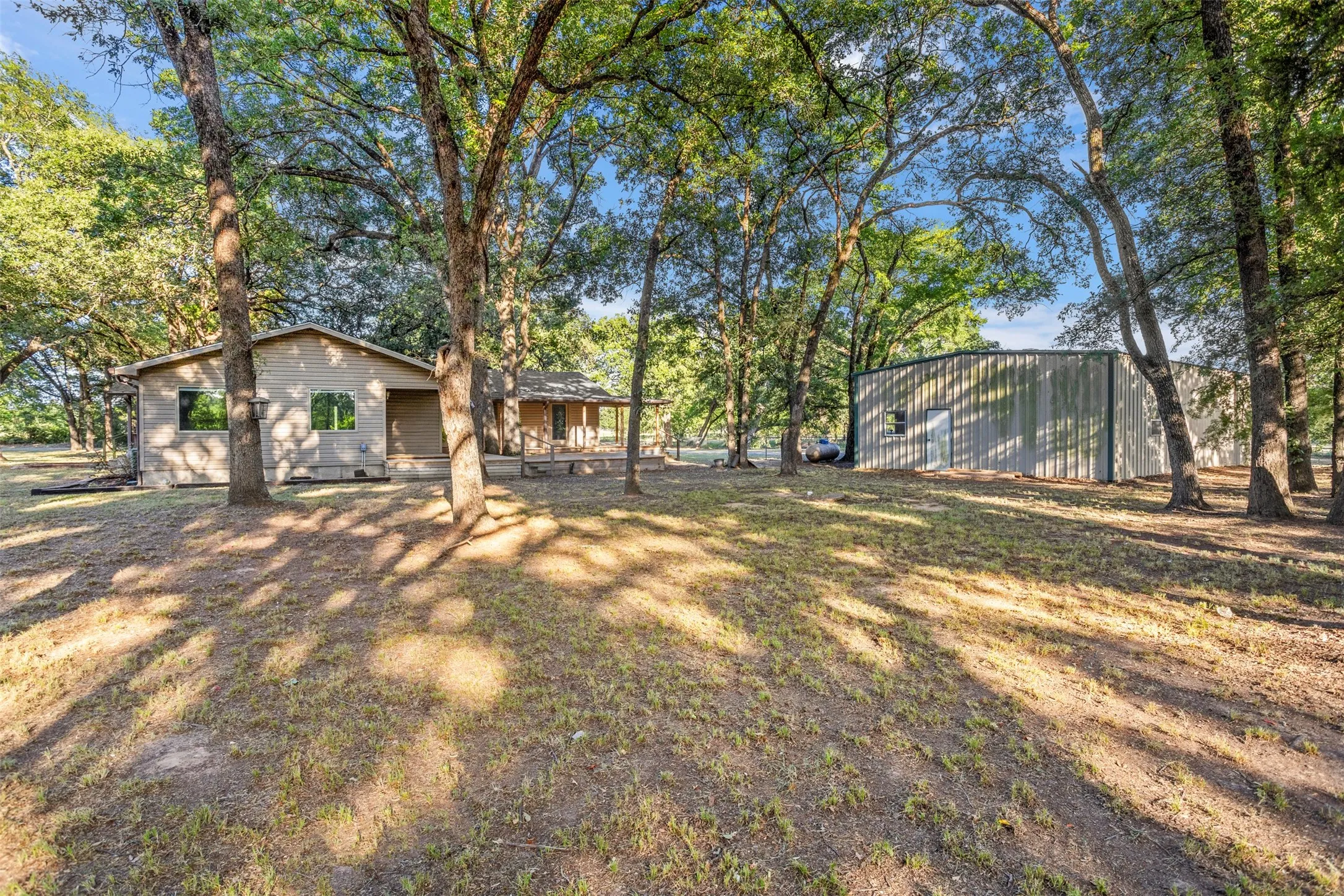 Single Family Residence For Sale in Kaufman County , 8412 County Road 4084, Scurry, Texas 75158, 3 Bedroom, 3 Bathroom, Garage spaces, 1,976 Sqft, built in 2001, mls#21320302, Real Estate Agent in Scurry, Homes For Sale in Kaufman county, Homes For Sale in Scurry, Realtor in Scurry Texas, Real Estate Brokerage Independent Realty Texas, Luminita Cordes Realtor