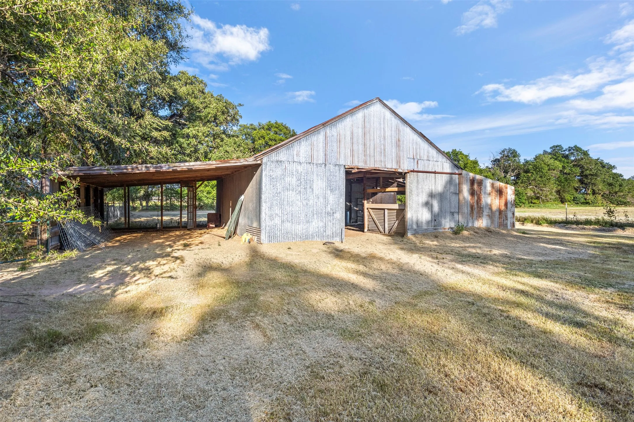 Single Family Residence For Sale in Kaufman County , 8412 County Road 4084, Scurry, Texas 75158, 3 Bedroom, 3 Bathroom, Garage spaces, 1,976 Sqft, built in 2001, mls#21320302, Real Estate Agent in Scurry, Homes For Sale in Kaufman county, Homes For Sale in Scurry, Realtor in Scurry Texas, Real Estate Brokerage Independent Realty Texas, Luminita Cordes Realtor