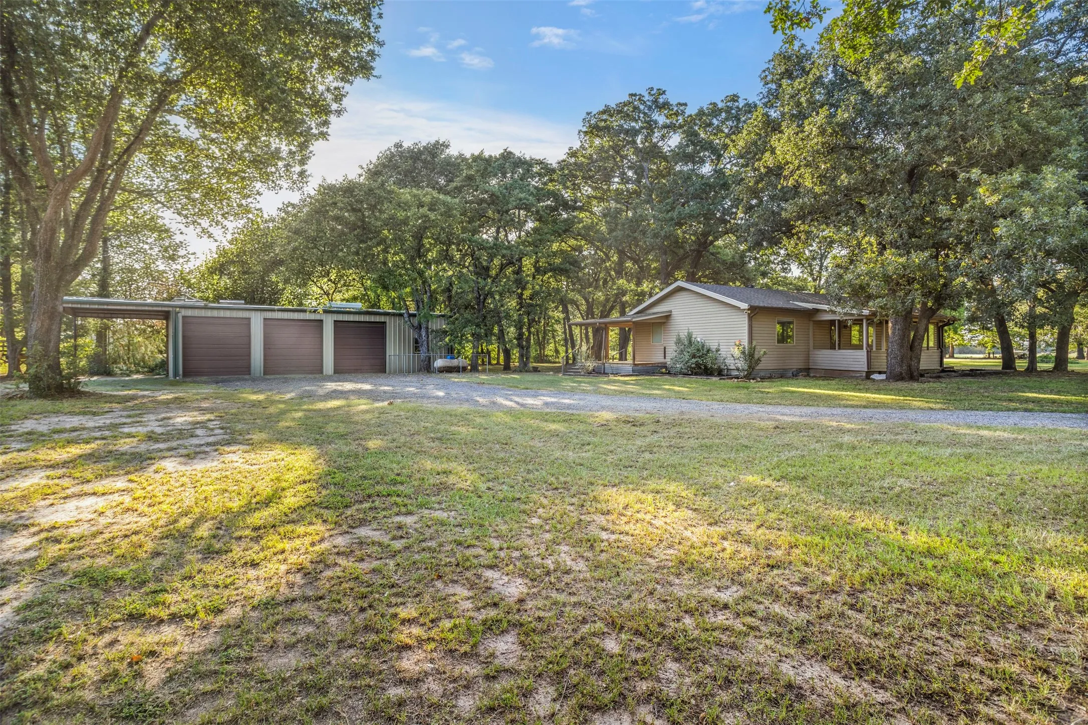 Single Family Residence For Sale in Kaufman County , 8412 County Road 4084, Scurry, Texas 75158, 3 Bedroom, 3 Bathroom, Garage spaces, 1,976 Sqft, built in 2001, mls#21320302, Real Estate Agent in Scurry, Homes For Sale in Kaufman county, Homes For Sale in Scurry, Realtor in Scurry Texas, Real Estate Brokerage Independent Realty Texas, Luminita Cordes Realtor