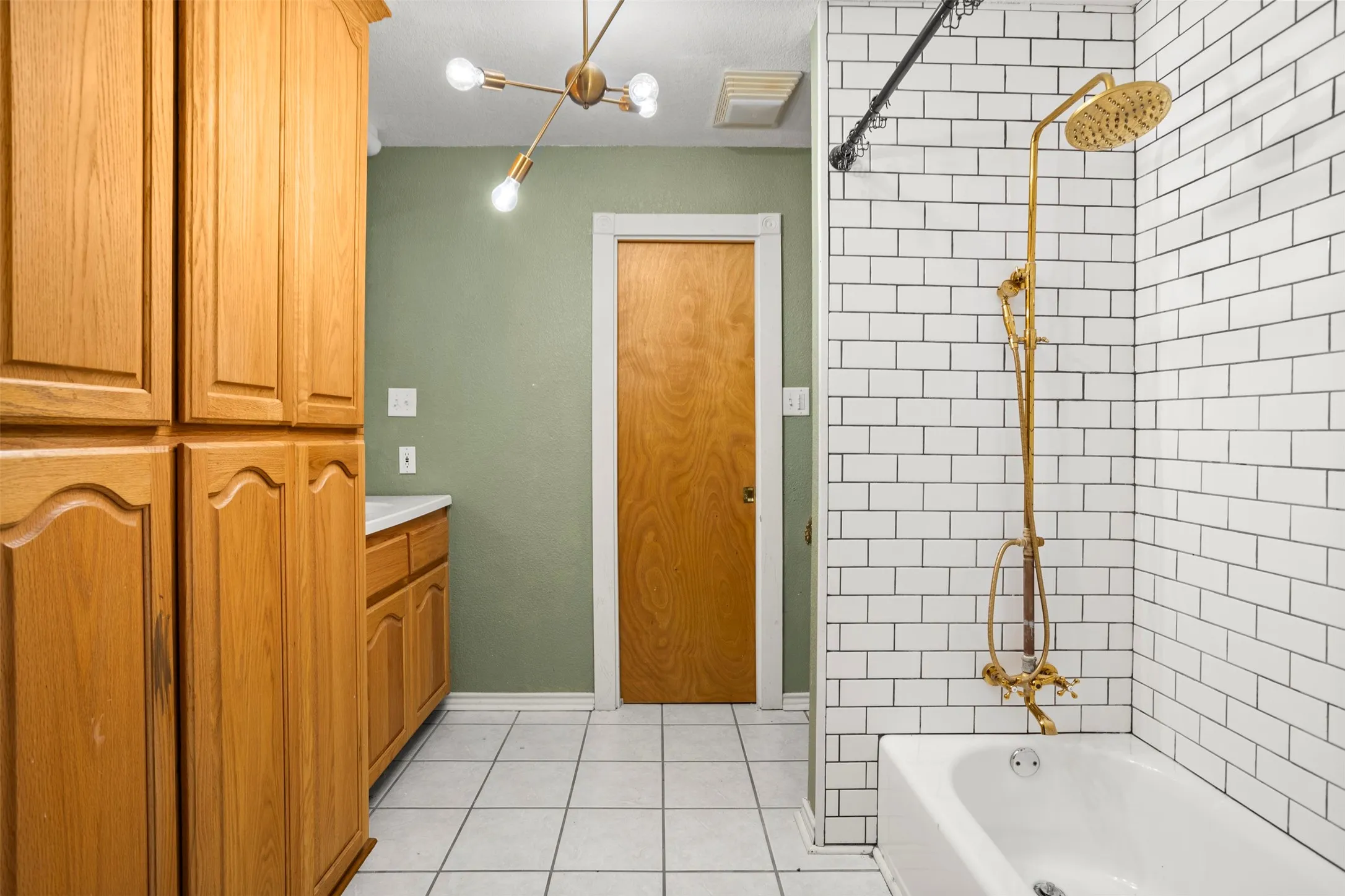 Single Family Residence For Sale in Kaufman County , 8412 County Road 4084, Scurry, Texas 75158, 3 Bedroom, 3 Bathroom, Garage spaces, 1,976 Sqft, built in 2001, mls#21320302, Real Estate Agent in Scurry, Homes For Sale in Kaufman county, Homes For Sale in Scurry, Realtor in Scurry Texas, Real Estate Brokerage Independent Realty Texas, Luminita Cordes Realtor