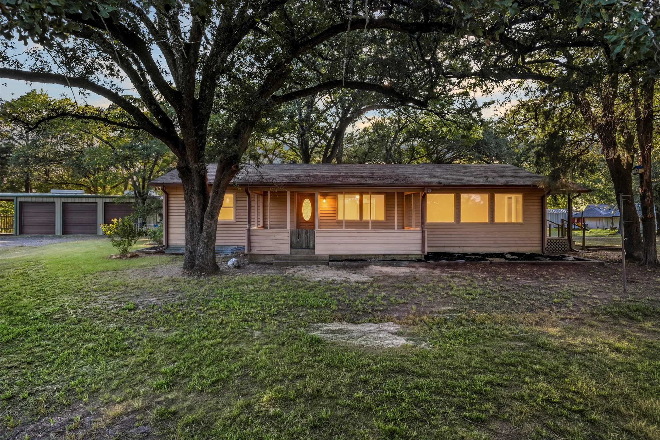 Single Family Residence For Sale in Kaufman County , 8412 County Road 4084, Scurry, Texas 75158, 3 Bedroom, 3 Bathroom, Garage spaces, 1,976 Sqft, built in 2001, mls#21320302, Real Estate Agent in Scurry, Homes For Sale in Kaufman county, Homes For Sale in Scurry, Realtor in Scurry Texas, Real Estate Brokerage Independent Realty Texas, Luminita Cordes Realtor