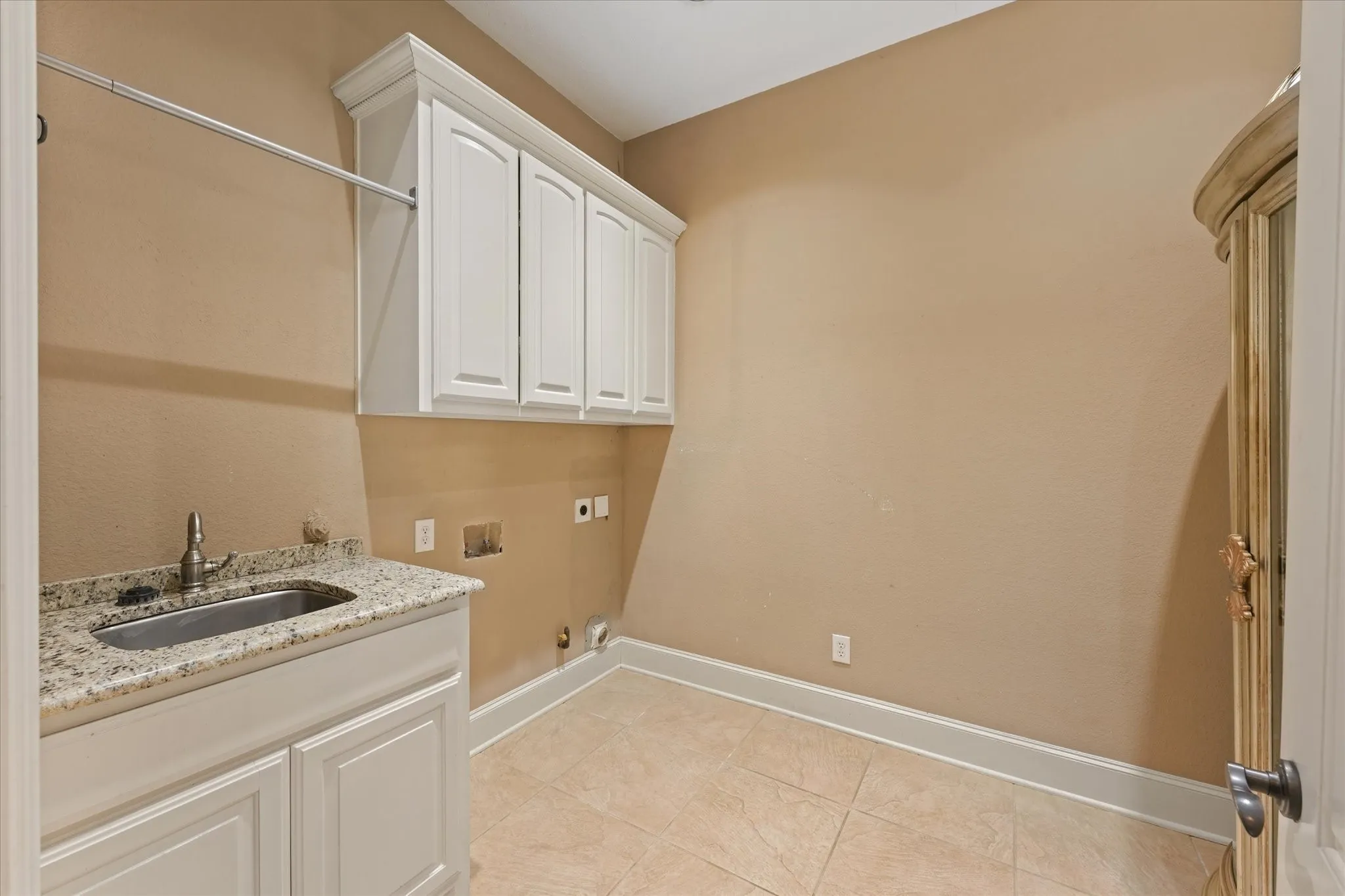 Single Family Residence For Sale in Collin County , 9770 County Road 483, Lavon, Texas 75166, 5 Bedroom, 6 Bathroom, 1 Garage spaces, 5,065 Sqft, built in 2007, mls#21301672, Real Estate Agent in Lavon, Homes For Sale in Collin county, Homes For Sale in Lavon, Realtor in Lavon Texas, Real Estate Brokerage Independent Realty Texas, Luminita Cordes Realtor