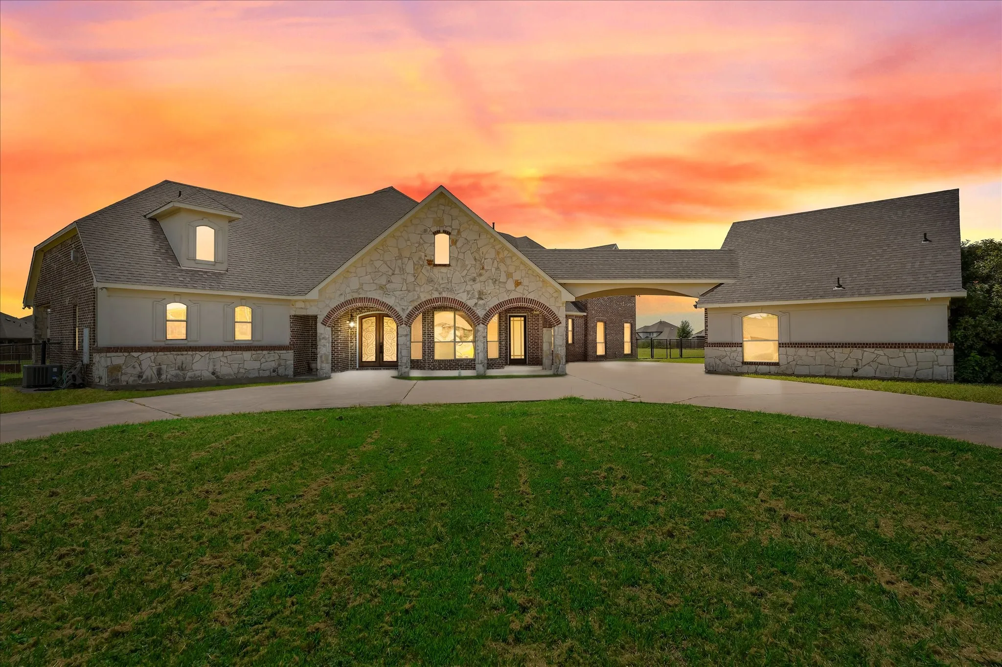 Single Family Residence For Sale in Collin County , 9770 County Road 483, Lavon, Texas 75166, 5 Bedroom, 6 Bathroom, 1 Garage spaces, 5,065 Sqft, built in 2007, mls#21301672, Real Estate Agent in Lavon, Homes For Sale in Collin county, Homes For Sale in Lavon, Realtor in Lavon Texas, Real Estate Brokerage Independent Realty Texas, Luminita Cordes Realtor