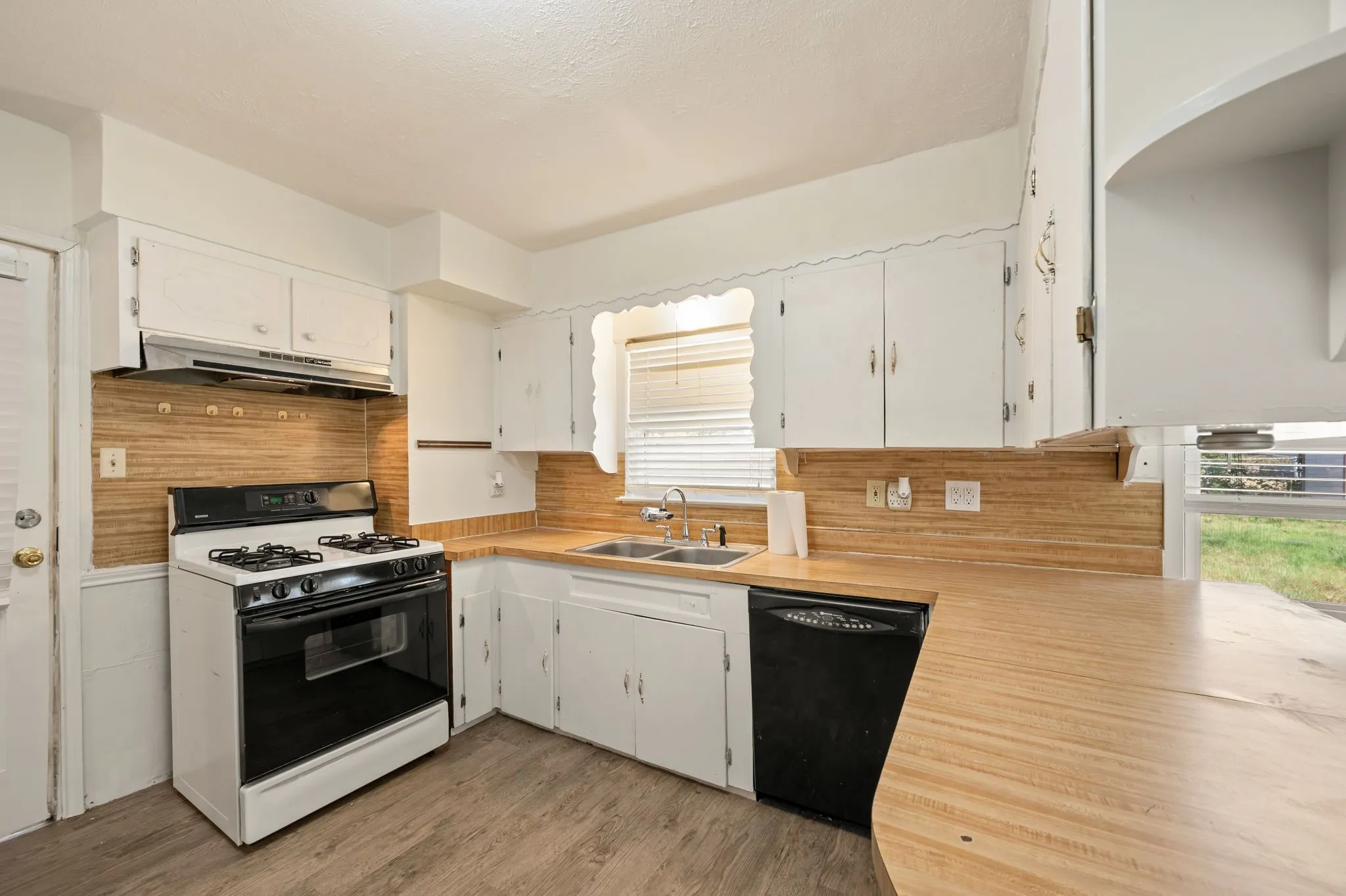 Single Family Residence For Sale in Dallas County , 1625 Meadowbrook Drive, Garland, Texas 75042, 3 Bedroom, 2 Bathroom, Garage spaces, 1,736 Sqft, built in 1948, mls#21315697, Real Estate Agent in Garland, Homes For Sale in Dallas county, Homes For Sale in Garland, Realtor in Garland Texas, Real Estate Brokerage Independent Realty Texas, Luminita Cordes Realtor