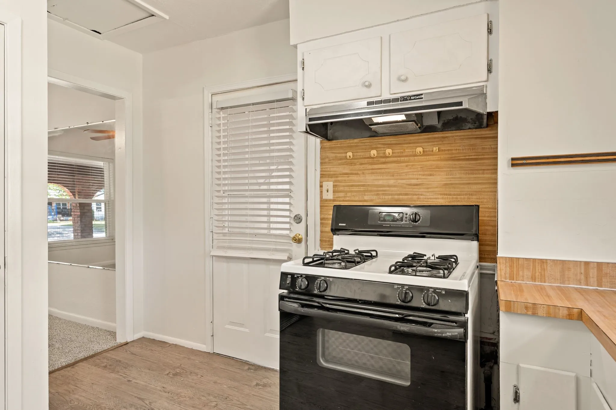 Single Family Residence For Sale in Dallas County , 1625 Meadowbrook Drive, Garland, Texas 75042, 3 Bedroom, 2 Bathroom, Garage spaces, 1,736 Sqft, built in 1948, mls#21315697, Real Estate Agent in Garland, Homes For Sale in Dallas county, Homes For Sale in Garland, Realtor in Garland Texas, Real Estate Brokerage Independent Realty Texas, Luminita Cordes Realtor