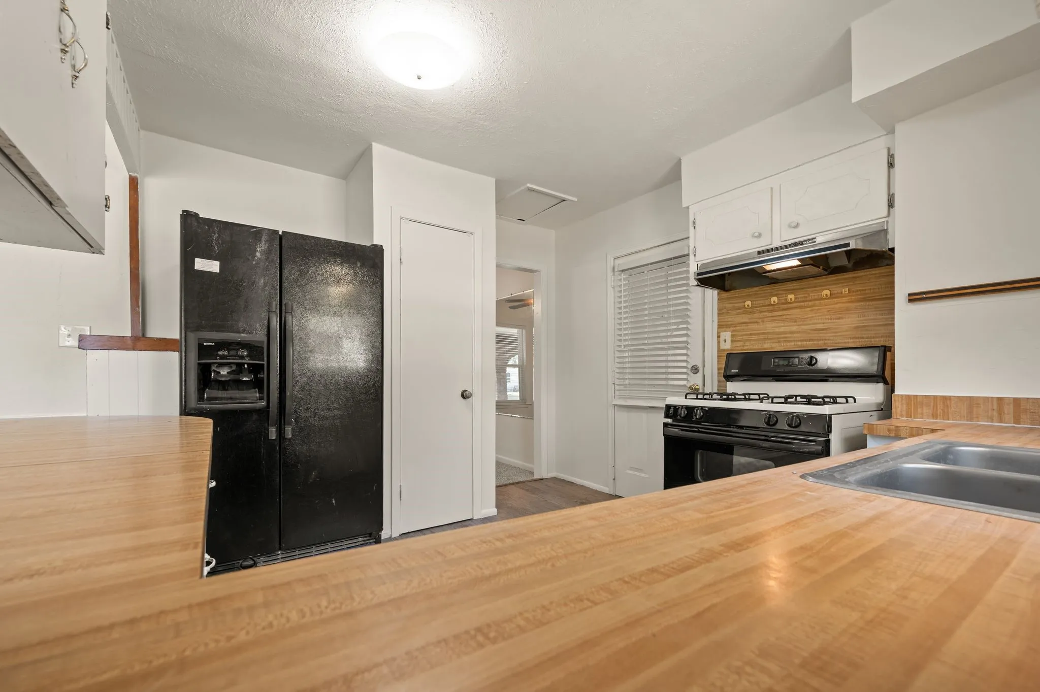 Single Family Residence For Sale in Dallas County , 1625 Meadowbrook Drive, Garland, Texas 75042, 3 Bedroom, 2 Bathroom, Garage spaces, 1,736 Sqft, built in 1948, mls#21315697, Real Estate Agent in Garland, Homes For Sale in Dallas county, Homes For Sale in Garland, Realtor in Garland Texas, Real Estate Brokerage Independent Realty Texas, Luminita Cordes Realtor