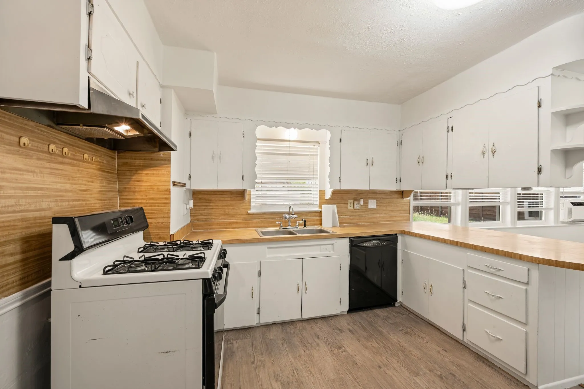 Single Family Residence For Sale in Dallas County , 1625 Meadowbrook Drive, Garland, Texas 75042, 3 Bedroom, 2 Bathroom, Garage spaces, 1,736 Sqft, built in 1948, mls#21315697, Real Estate Agent in Garland, Homes For Sale in Dallas county, Homes For Sale in Garland, Realtor in Garland Texas, Real Estate Brokerage Independent Realty Texas, Luminita Cordes Realtor