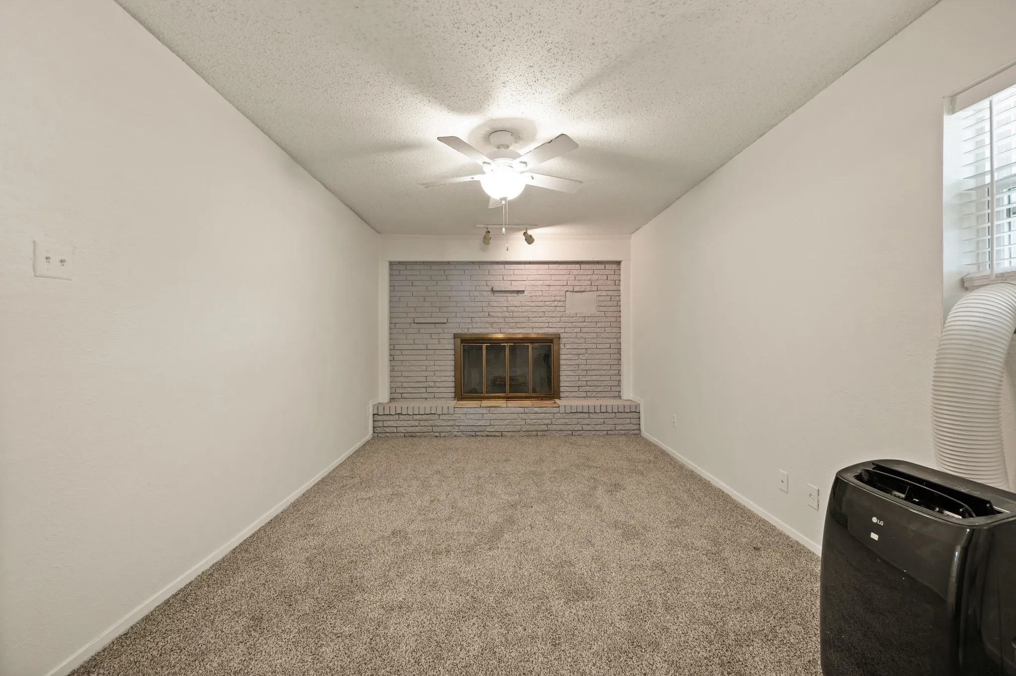 Single Family Residence For Sale in Dallas County , 1625 Meadowbrook Drive, Garland, Texas 75042, 3 Bedroom, 2 Bathroom, Garage spaces, 1,736 Sqft, built in 1948, mls#21315697, Real Estate Agent in Garland, Homes For Sale in Dallas county, Homes For Sale in Garland, Realtor in Garland Texas, Real Estate Brokerage Independent Realty Texas, Luminita Cordes Realtor