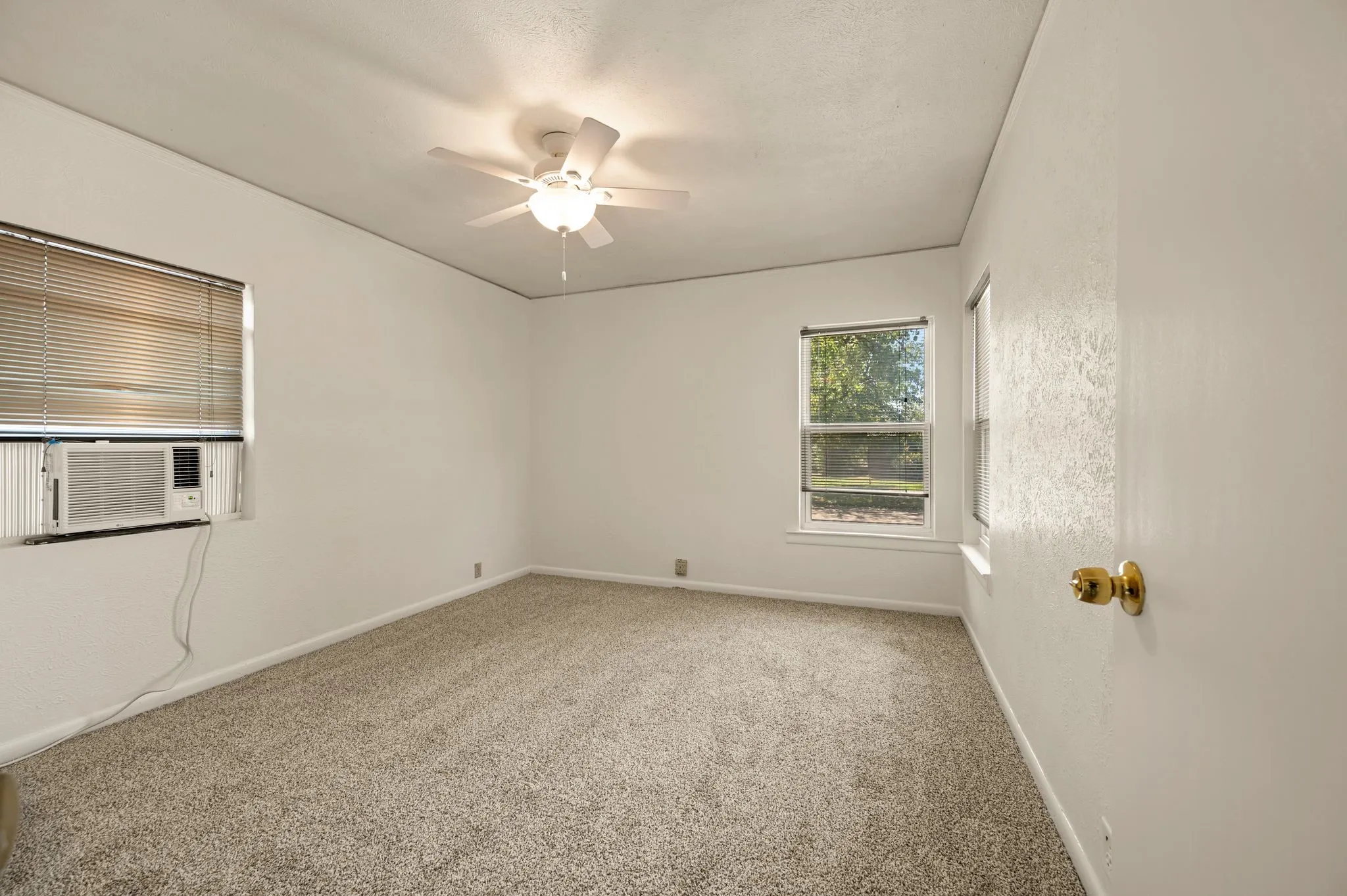 Single Family Residence For Sale in Dallas County , 1625 Meadowbrook Drive, Garland, Texas 75042, 3 Bedroom, 2 Bathroom, Garage spaces, 1,736 Sqft, built in 1948, mls#21315697, Real Estate Agent in Garland, Homes For Sale in Dallas county, Homes For Sale in Garland, Realtor in Garland Texas, Real Estate Brokerage Independent Realty Texas, Luminita Cordes Realtor