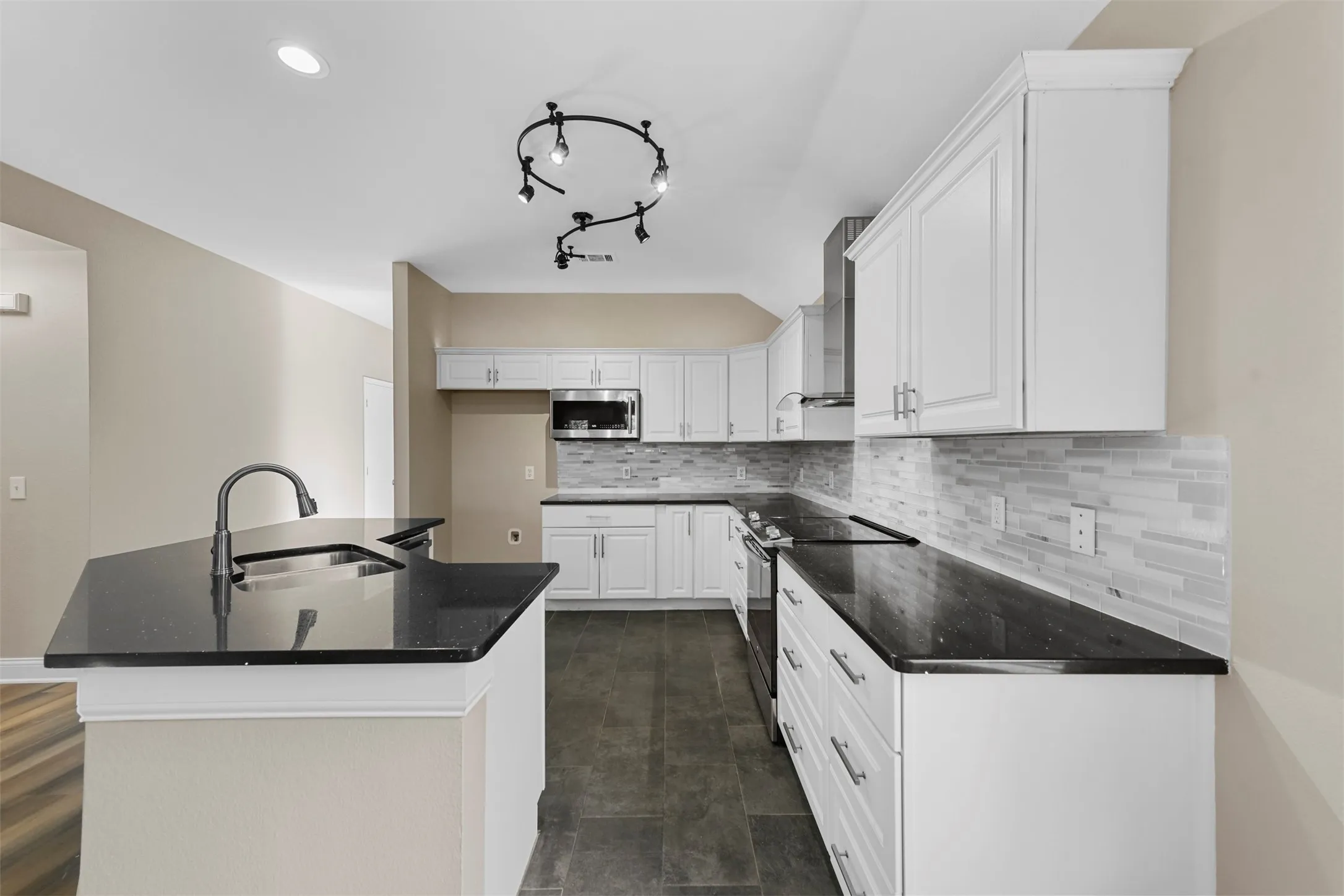 Single Family Residence For Rent in Denton County , 3805 San Lorenzo Drive, Denton, Texas 76210, 3 Bedroom, 2 Bathroom, 3 Garage spaces, 1,999 Sqft, built in 2003, mls#21321183, Real Estate Agent in Denton, Homes For Rent in Denton county, Homes For Rent in Denton, Realtor in Denton Texas, Real Estate Brokerage Independent Realty Texas, Luminita Cordes Realtor