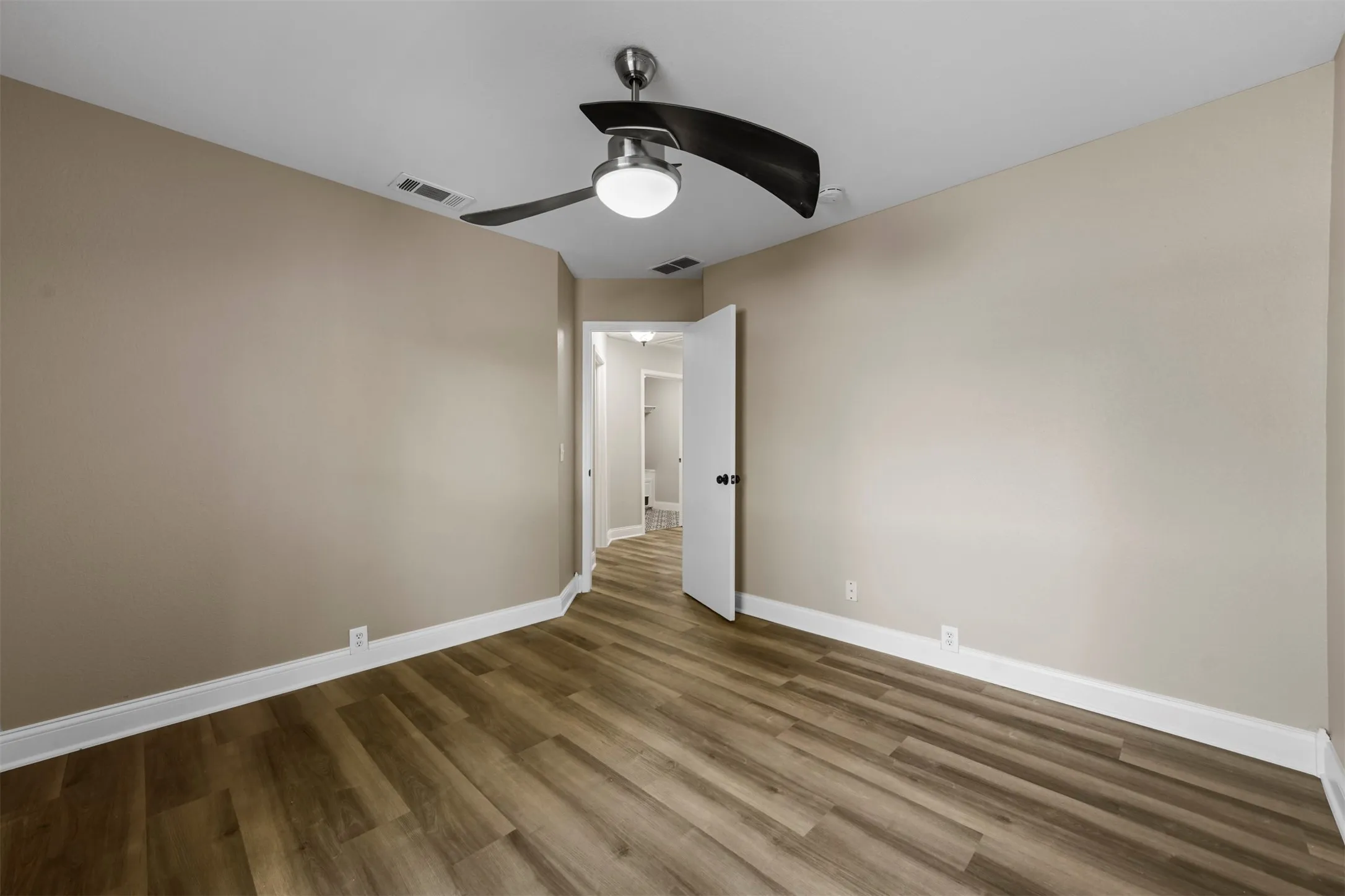 Single Family Residence For Rent in Denton County , 3805 San Lorenzo Drive, Denton, Texas 76210, 3 Bedroom, 2 Bathroom, 3 Garage spaces, 1,999 Sqft, built in 2003, mls#21321183, Real Estate Agent in Denton, Homes For Rent in Denton county, Homes For Rent in Denton, Realtor in Denton Texas, Real Estate Brokerage Independent Realty Texas, Luminita Cordes Realtor