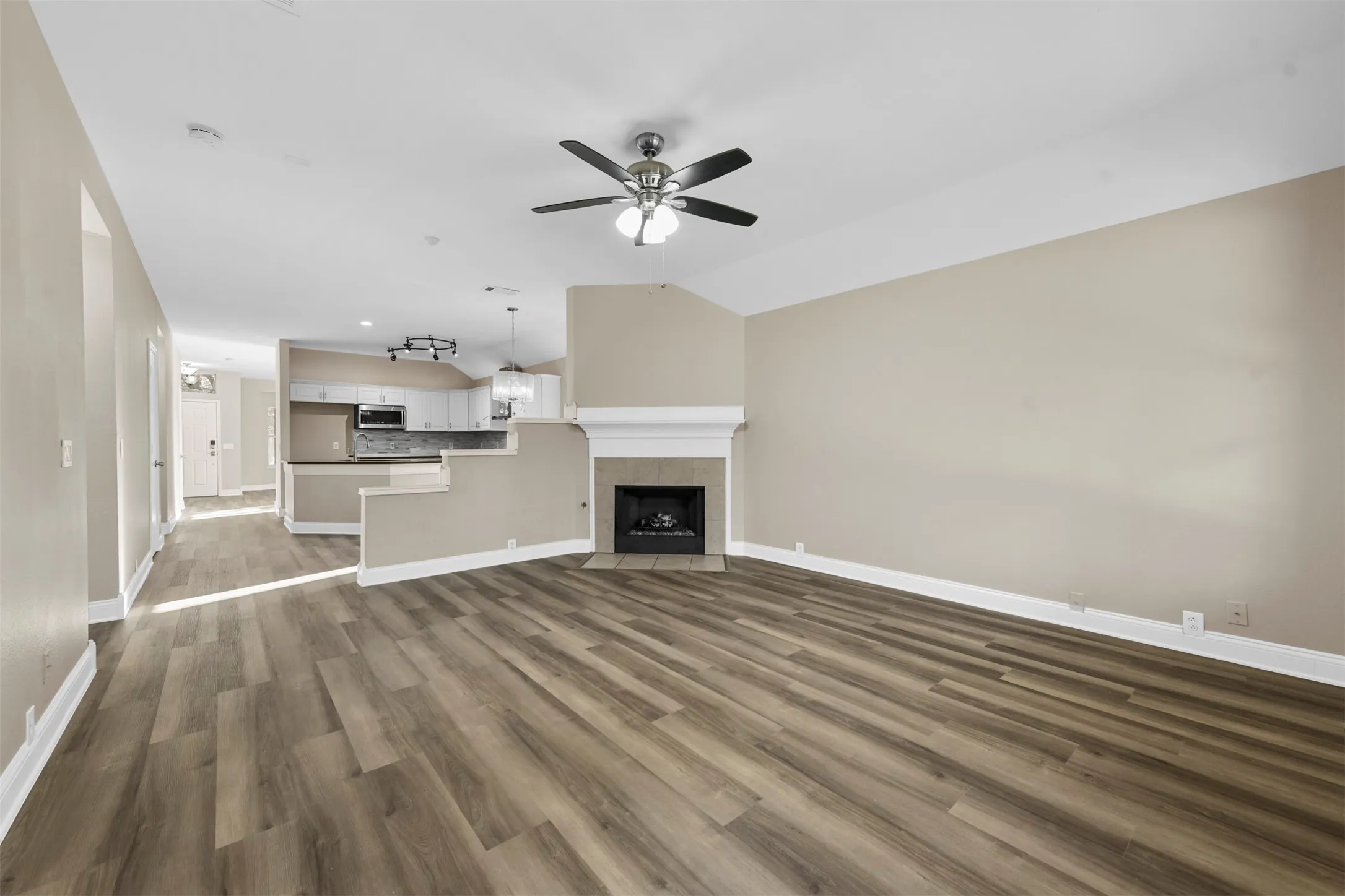 Single Family Residence For Rent in Denton County , 3805 San Lorenzo Drive, Denton, Texas 76210, 3 Bedroom, 2 Bathroom, 3 Garage spaces, 1,999 Sqft, built in 2003, mls#21321183, Real Estate Agent in Denton, Homes For Rent in Denton county, Homes For Rent in Denton, Realtor in Denton Texas, Real Estate Brokerage Independent Realty Texas, Luminita Cordes Realtor