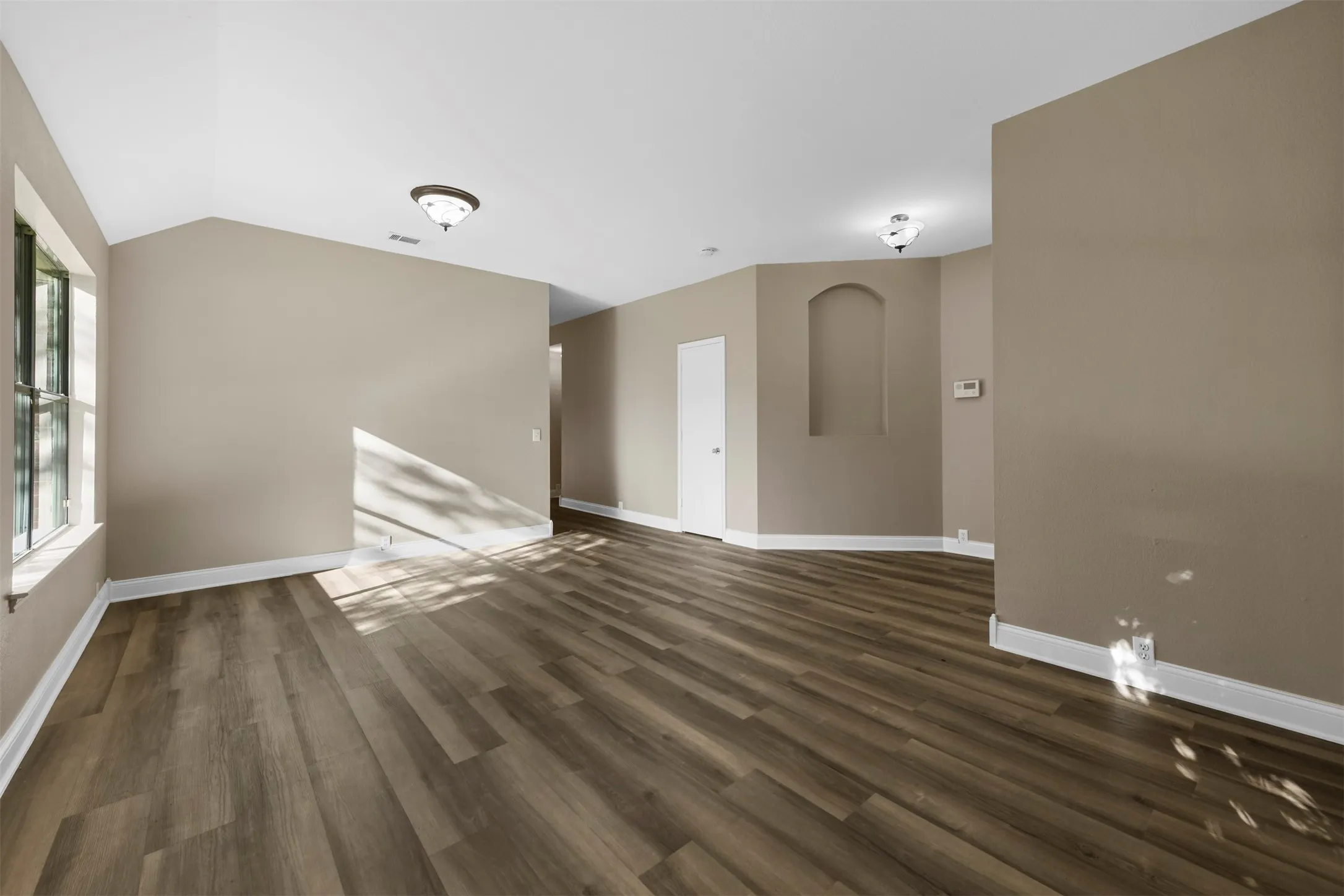 Single Family Residence For Rent in Denton County , 3805 San Lorenzo Drive, Denton, Texas 76210, 3 Bedroom, 2 Bathroom, 3 Garage spaces, 1,999 Sqft, built in 2003, mls#21321183, Real Estate Agent in Denton, Homes For Rent in Denton county, Homes For Rent in Denton, Realtor in Denton Texas, Real Estate Brokerage Independent Realty Texas, Luminita Cordes Realtor