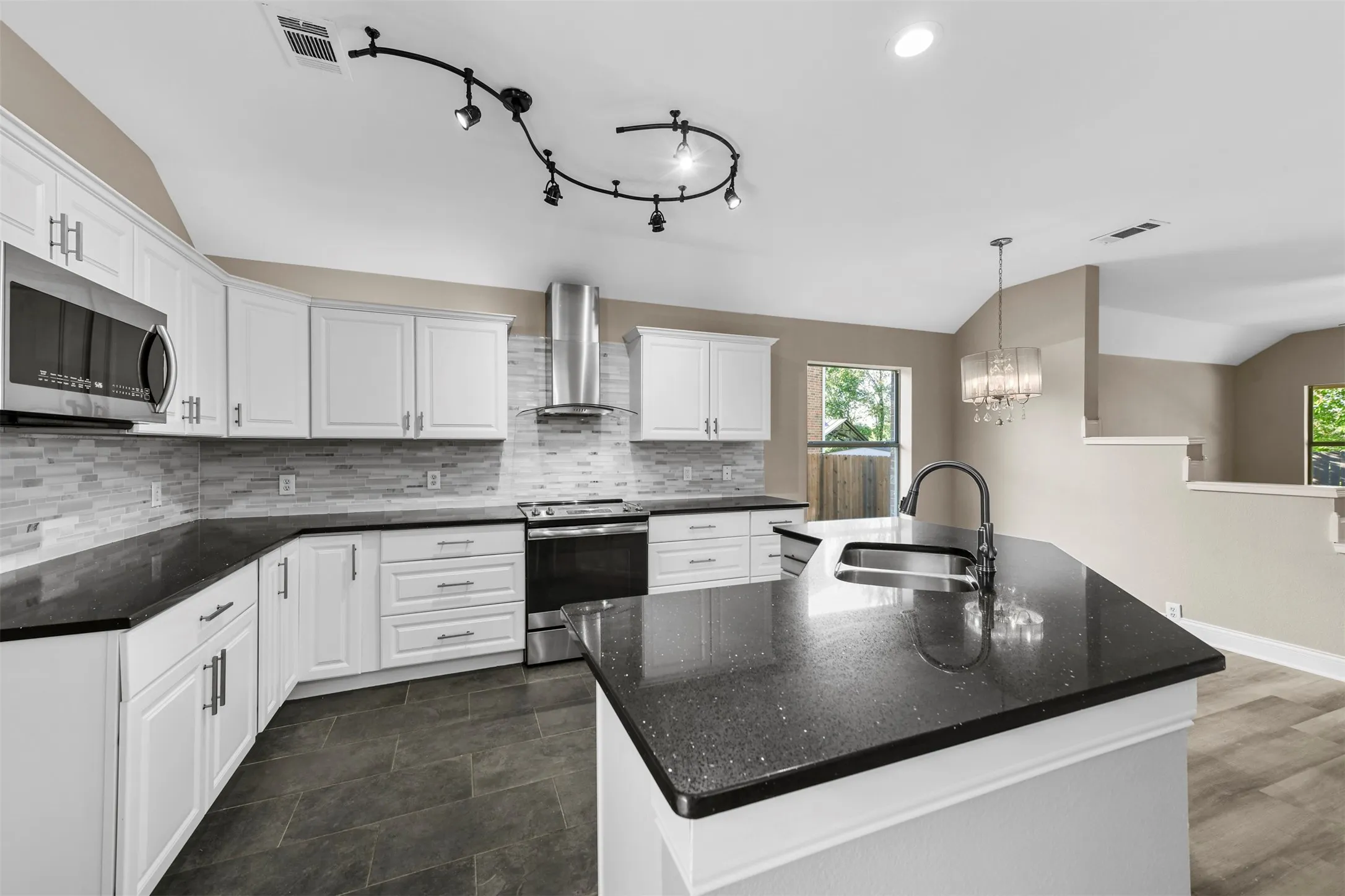 Single Family Residence For Rent in Denton County , 3805 San Lorenzo Drive, Denton, Texas 76210, 3 Bedroom, 2 Bathroom, 3 Garage spaces, 1,999 Sqft, built in 2003, mls#21321183, Real Estate Agent in Denton, Homes For Rent in Denton county, Homes For Rent in Denton, Realtor in Denton Texas, Real Estate Brokerage Independent Realty Texas, Luminita Cordes Realtor