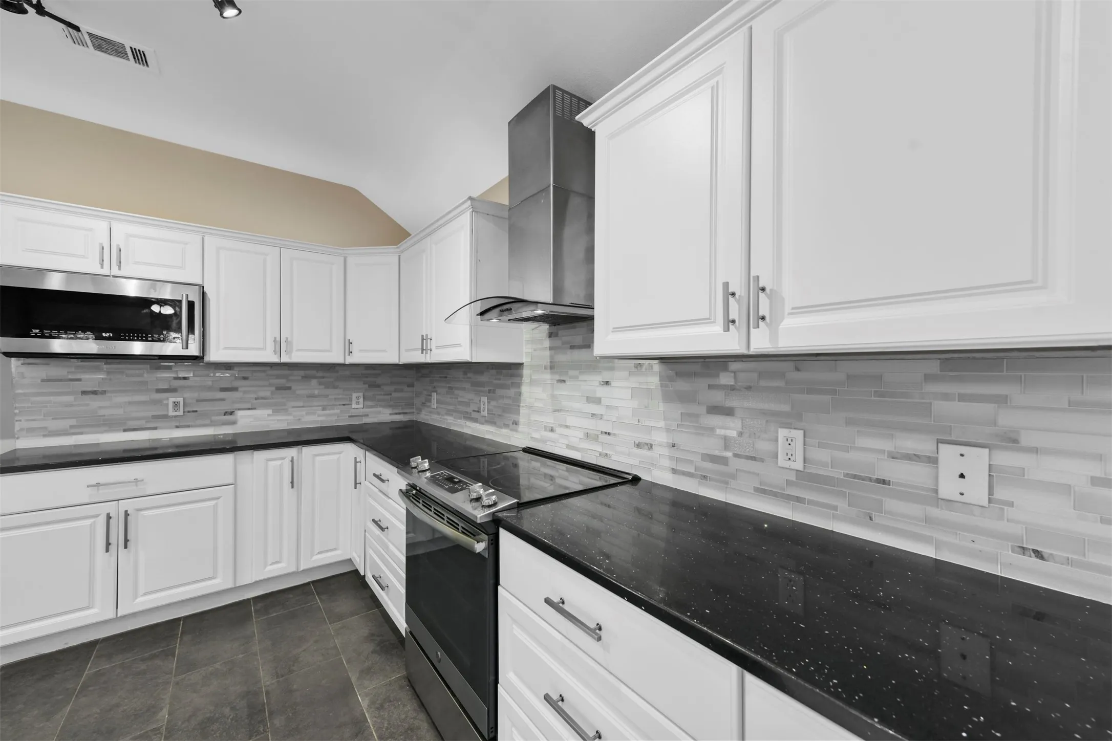 Single Family Residence For Rent in Denton County , 3805 San Lorenzo Drive, Denton, Texas 76210, 3 Bedroom, 2 Bathroom, 3 Garage spaces, 1,999 Sqft, built in 2003, mls#21321183, Real Estate Agent in Denton, Homes For Rent in Denton county, Homes For Rent in Denton, Realtor in Denton Texas, Real Estate Brokerage Independent Realty Texas, Luminita Cordes Realtor
