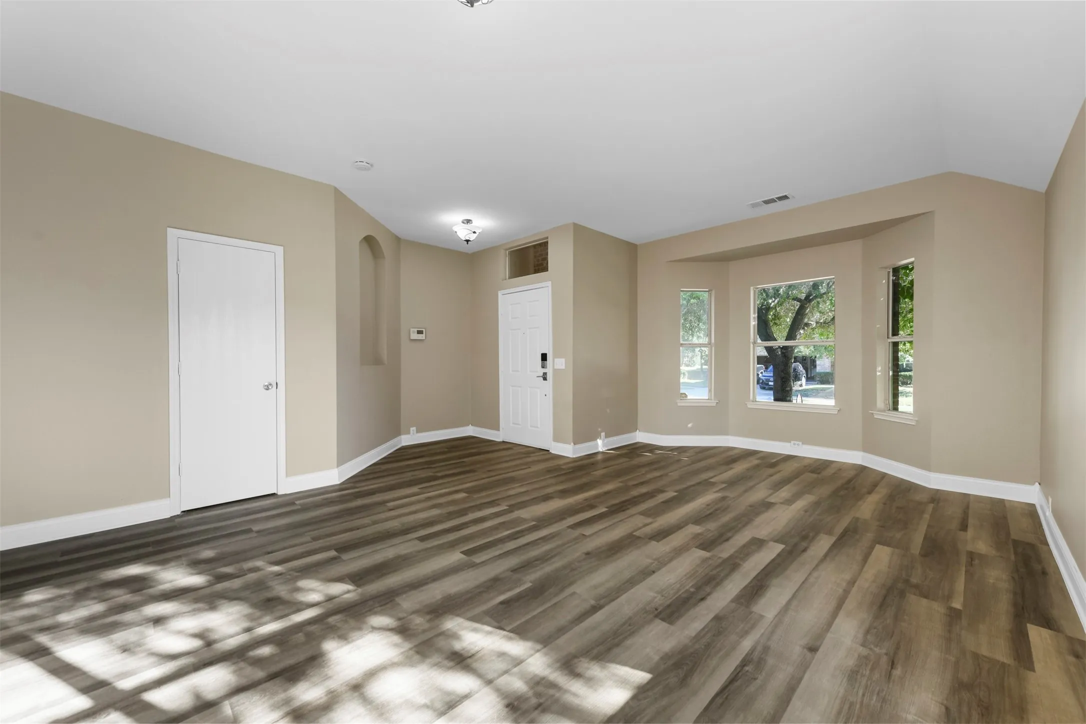 Single Family Residence For Rent in Denton County , 3805 San Lorenzo Drive, Denton, Texas 76210, 3 Bedroom, 2 Bathroom, 3 Garage spaces, 1,999 Sqft, built in 2003, mls#21321183, Real Estate Agent in Denton, Homes For Rent in Denton county, Homes For Rent in Denton, Realtor in Denton Texas, Real Estate Brokerage Independent Realty Texas, Luminita Cordes Realtor