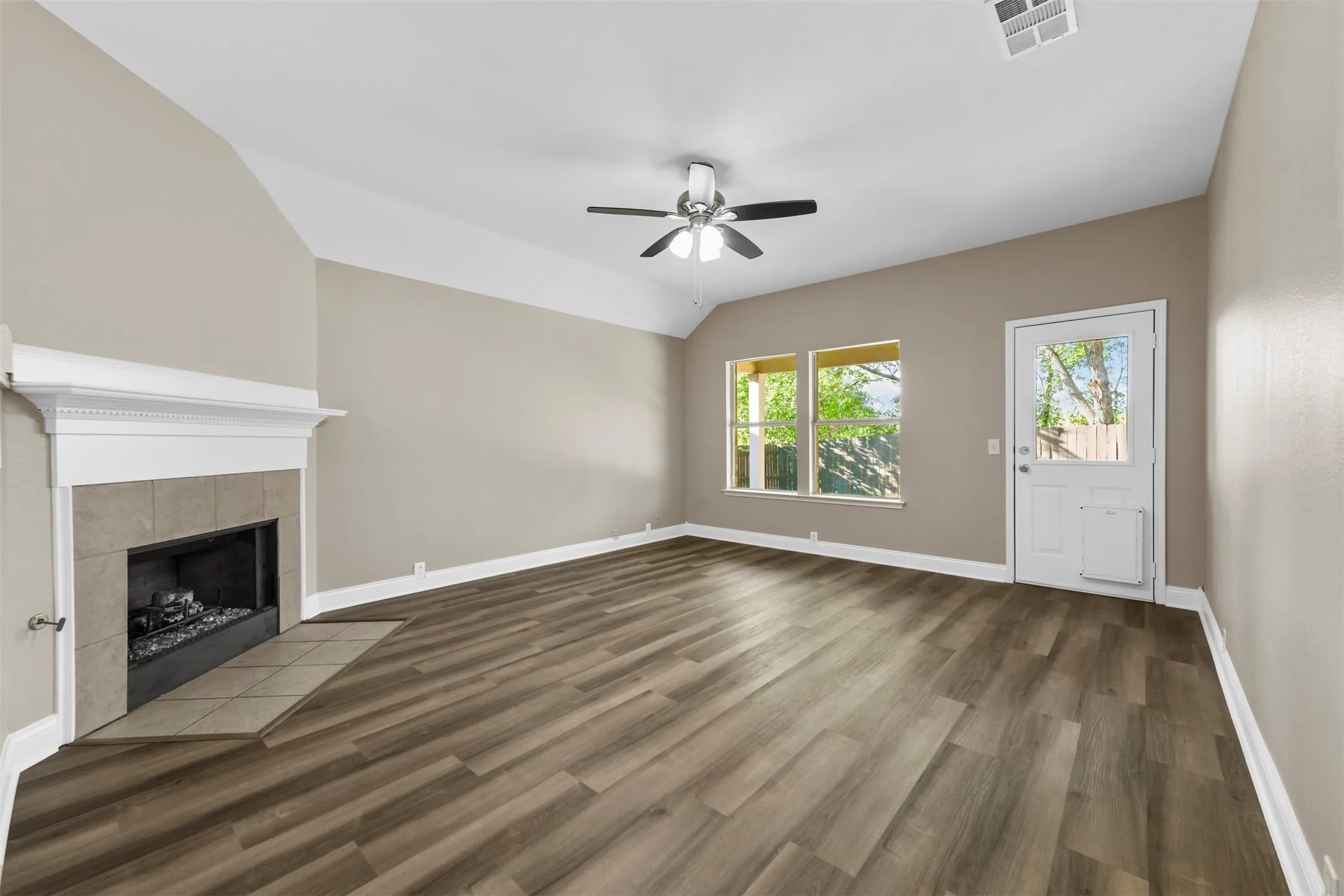 Single Family Residence For Rent in Denton County , 3805 San Lorenzo Drive, Denton, Texas 76210, 3 Bedroom, 2 Bathroom, 3 Garage spaces, 1,999 Sqft, built in 2003, mls#21321183, Real Estate Agent in Denton, Homes For Rent in Denton county, Homes For Rent in Denton, Realtor in Denton Texas, Real Estate Brokerage Independent Realty Texas, Luminita Cordes Realtor