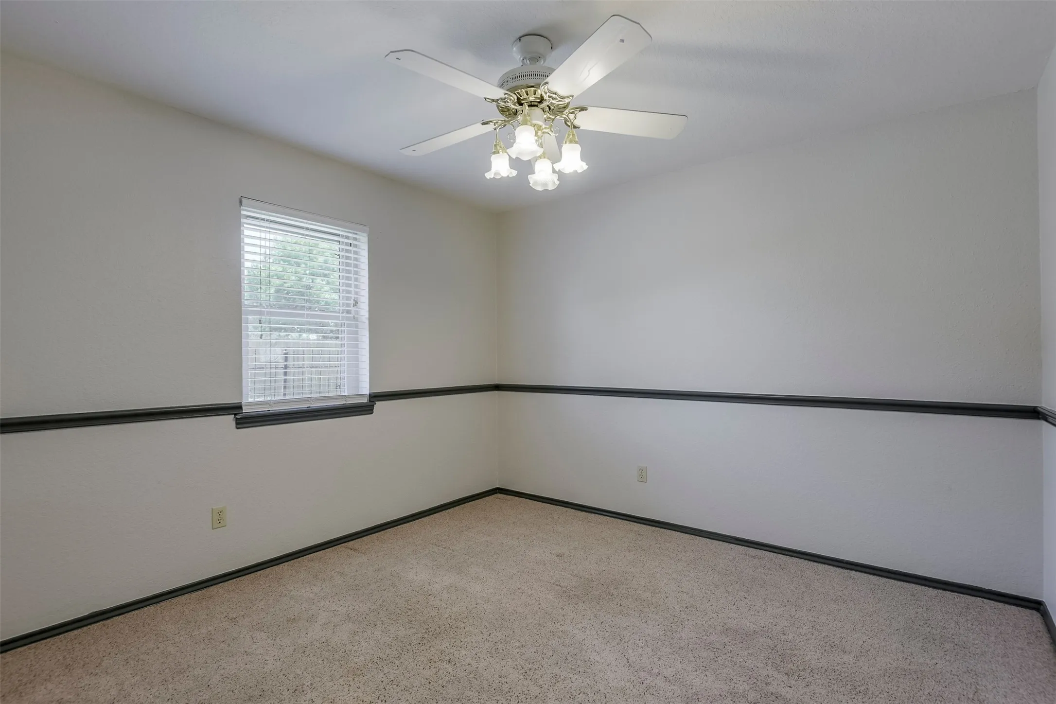 Single Family Residence For Sale in Ellis County , 519 Hiwasee Road, Waxahachie, Texas 75165, 4 Bedroom, 3 Bathroom, 3 Garage spaces, 2,689 Sqft, built in 1991, mls#21321008, Real Estate Agent in Waxahachie, Homes For Sale in Ellis county, Homes For Sale in Waxahachie, Realtor in Waxahachie Texas, Real Estate Brokerage Independent Realty Texas, Luminita Cordes Realtor