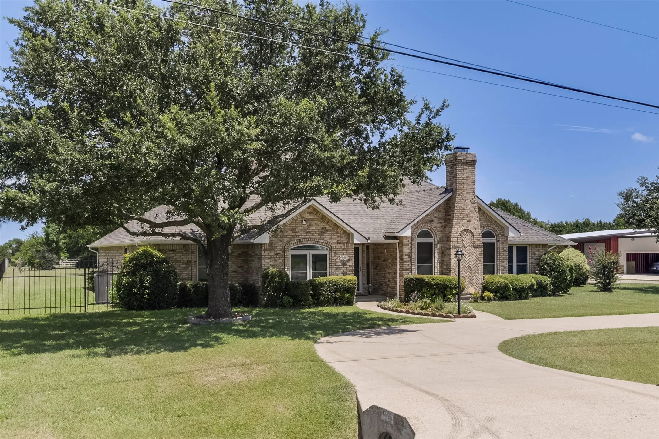 Single Family Residence For Sale in Ellis County , 519 Hiwasee Road, Waxahachie, Texas 75165, 4 Bedroom, 3 Bathroom, 3 Garage spaces, 2,689 Sqft, built in 1991, mls#21321008, Real Estate Agent in Waxahachie, Homes For Sale in Ellis county, Homes For Sale in Waxahachie, Realtor in Waxahachie Texas, Real Estate Brokerage Independent Realty Texas, Luminita Cordes Realtor