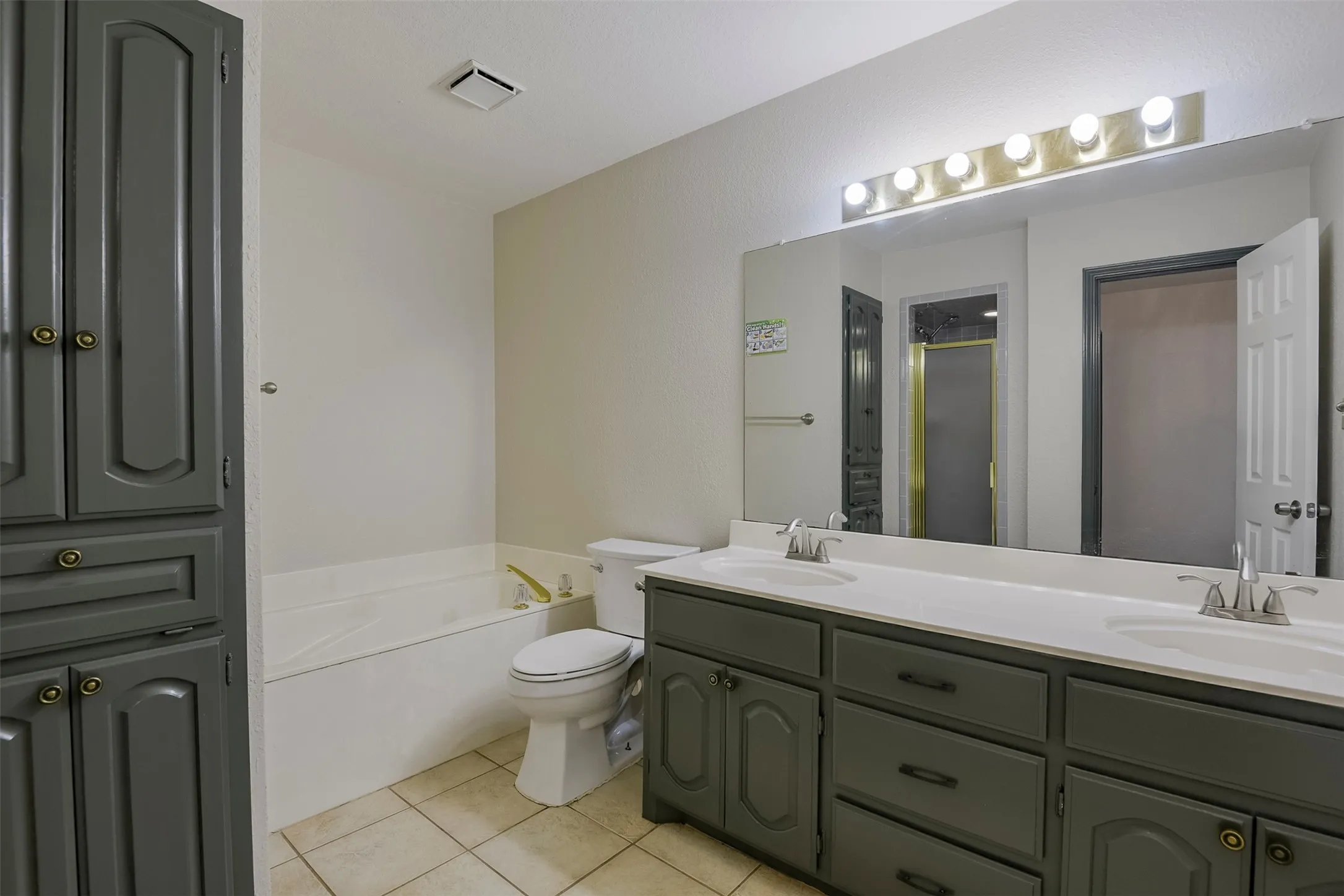 Single Family Residence For Sale in Ellis County , 519 Hiwasee Road, Waxahachie, Texas 75165, 4 Bedroom, 3 Bathroom, 3 Garage spaces, 2,689 Sqft, built in 1991, mls#21321008, Real Estate Agent in Waxahachie, Homes For Sale in Ellis county, Homes For Sale in Waxahachie, Realtor in Waxahachie Texas, Real Estate Brokerage Independent Realty Texas, Luminita Cordes Realtor