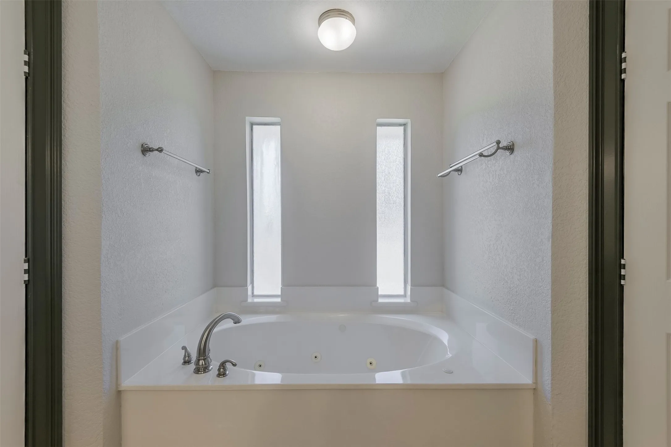 Single Family Residence For Sale in Ellis County , 519 Hiwasee Road, Waxahachie, Texas 75165, 4 Bedroom, 3 Bathroom, 3 Garage spaces, 2,689 Sqft, built in 1991, mls#21321008, Real Estate Agent in Waxahachie, Homes For Sale in Ellis county, Homes For Sale in Waxahachie, Realtor in Waxahachie Texas, Real Estate Brokerage Independent Realty Texas, Luminita Cordes Realtor