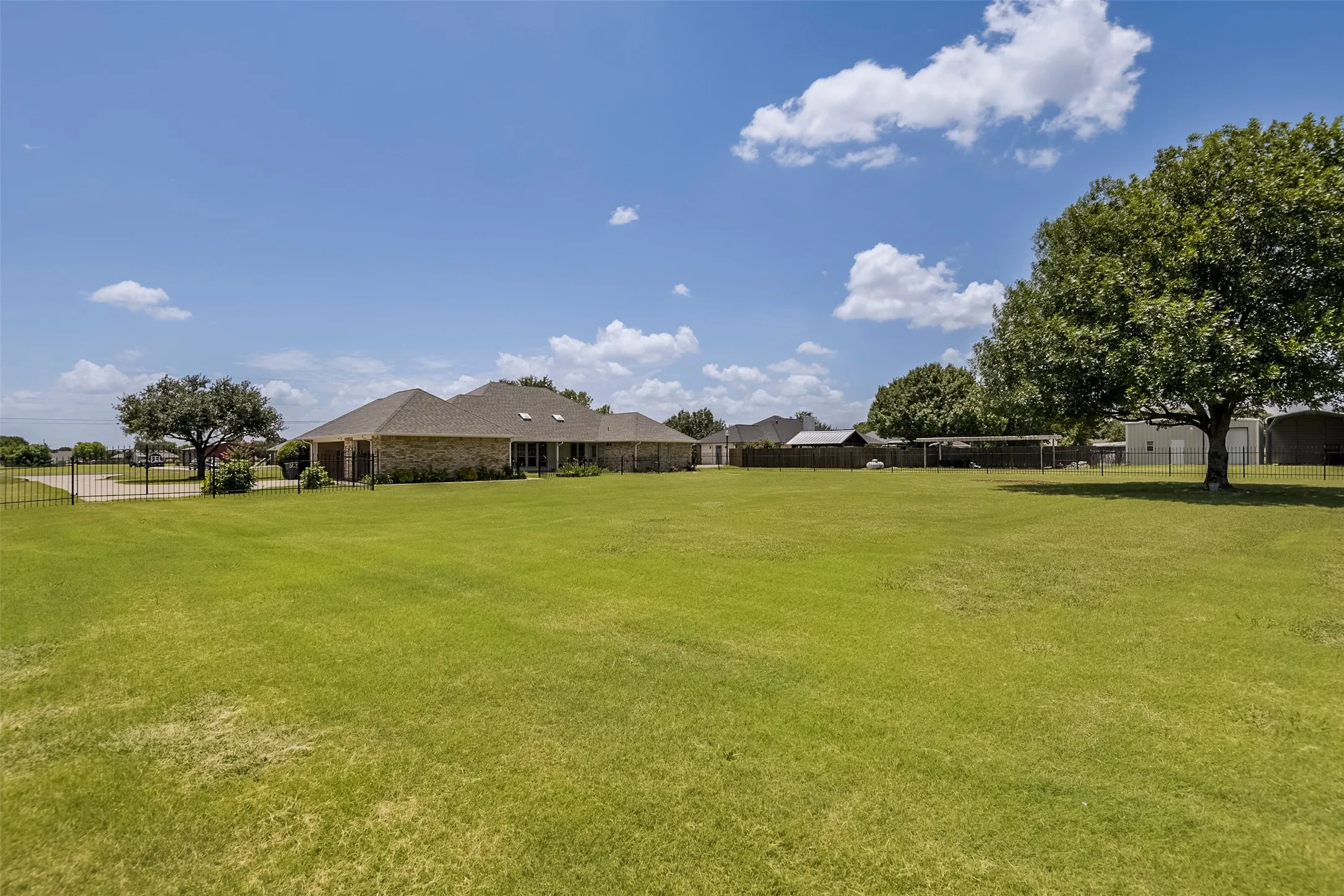 Single Family Residence For Sale in Ellis County , 519 Hiwasee Road, Waxahachie, Texas 75165, 4 Bedroom, 3 Bathroom, 3 Garage spaces, 2,689 Sqft, built in 1991, mls#21321008, Real Estate Agent in Waxahachie, Homes For Sale in Ellis county, Homes For Sale in Waxahachie, Realtor in Waxahachie Texas, Real Estate Brokerage Independent Realty Texas, Luminita Cordes Realtor
