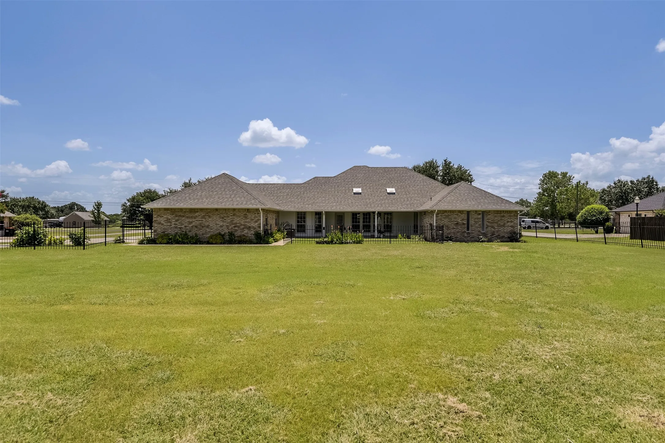 Single Family Residence For Sale in Ellis County , 519 Hiwasee Road, Waxahachie, Texas 75165, 4 Bedroom, 3 Bathroom, 3 Garage spaces, 2,689 Sqft, built in 1991, mls#21321008, Real Estate Agent in Waxahachie, Homes For Sale in Ellis county, Homes For Sale in Waxahachie, Realtor in Waxahachie Texas, Real Estate Brokerage Independent Realty Texas, Luminita Cordes Realtor