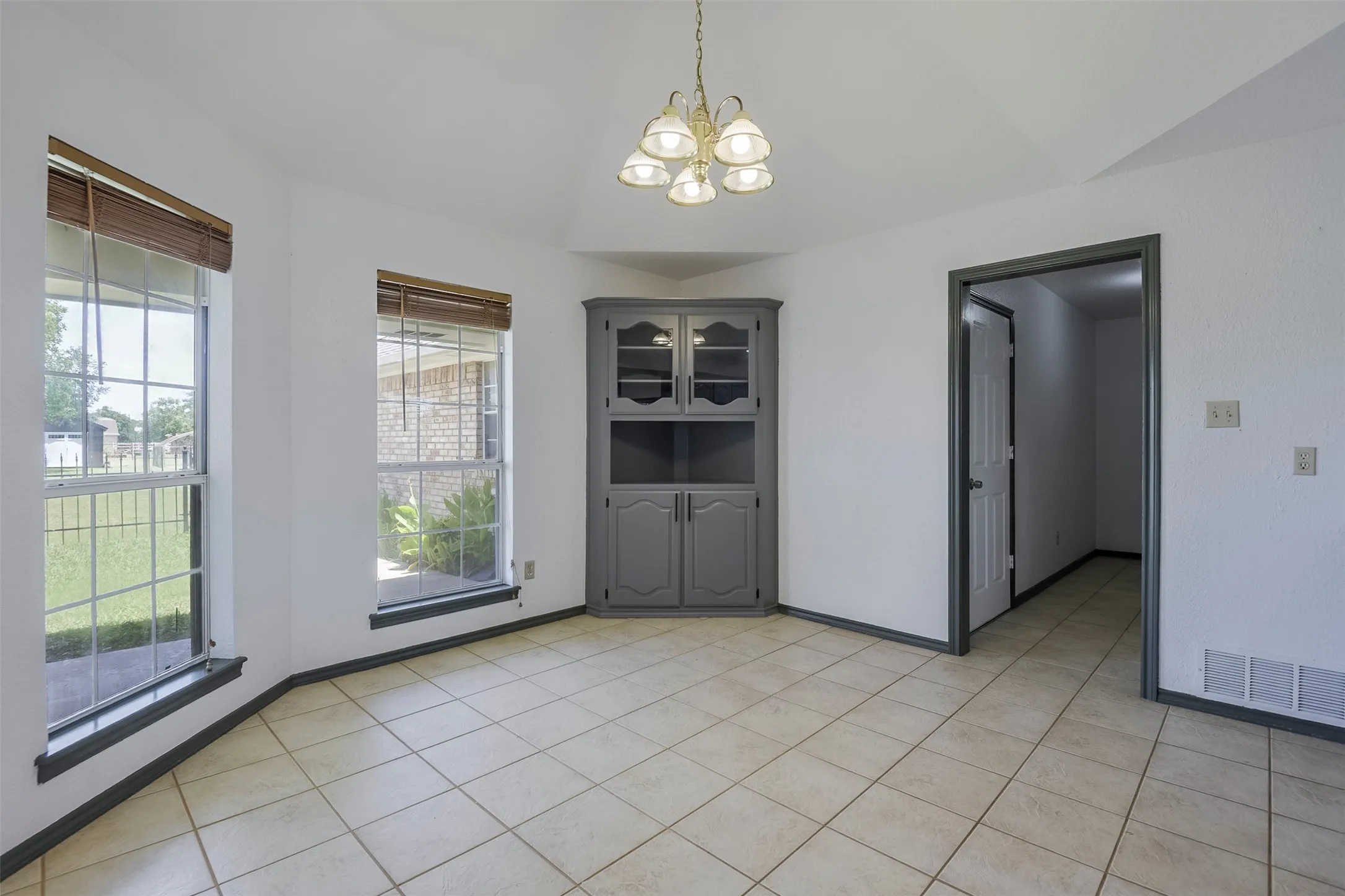 Single Family Residence For Sale in Ellis County , 519 Hiwasee Road, Waxahachie, Texas 75165, 4 Bedroom, 3 Bathroom, 3 Garage spaces, 2,689 Sqft, built in 1991, mls#21321008, Real Estate Agent in Waxahachie, Homes For Sale in Ellis county, Homes For Sale in Waxahachie, Realtor in Waxahachie Texas, Real Estate Brokerage Independent Realty Texas, Luminita Cordes Realtor