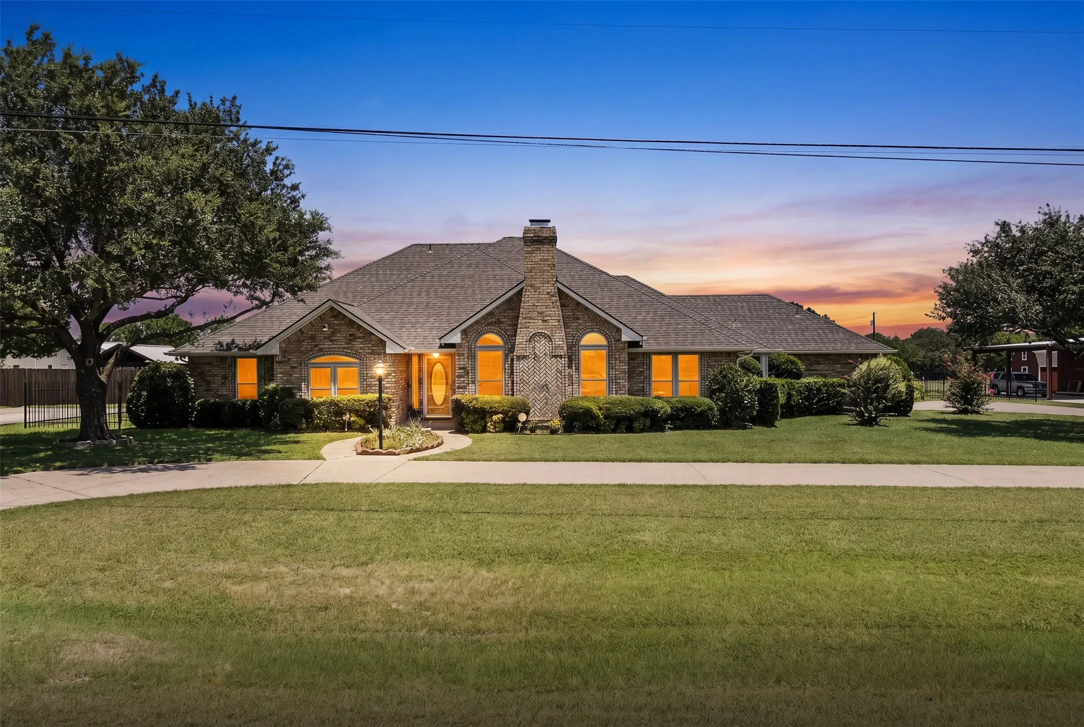 Single Family Residence For Sale in Ellis County , 519 Hiwasee Road, Waxahachie, Texas 75165, 4 Bedroom, 3 Bathroom, 3 Garage spaces, 2,689 Sqft, built in 1991, mls#21321008, Real Estate Agent in Waxahachie, Homes For Sale in Ellis county, Homes For Sale in Waxahachie, Realtor in Waxahachie Texas, Real Estate Brokerage Independent Realty Texas, Luminita Cordes Realtor