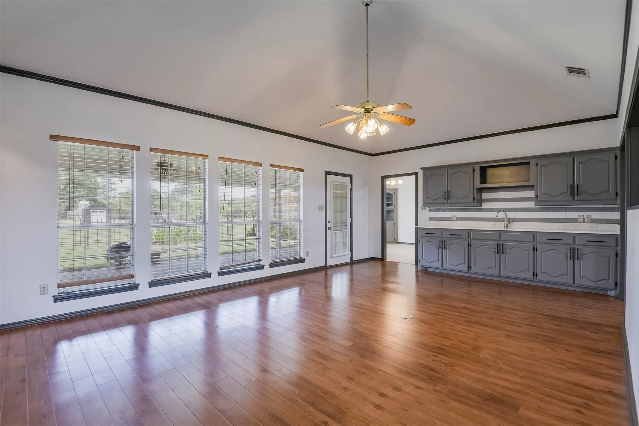 Single Family Residence For Sale in Ellis County , 519 Hiwasee Road, Waxahachie, Texas 75165, 4 Bedroom, 3 Bathroom, 3 Garage spaces, 2,689 Sqft, built in 1991, mls#21321008, Real Estate Agent in Waxahachie, Homes For Sale in Ellis county, Homes For Sale in Waxahachie, Realtor in Waxahachie Texas, Real Estate Brokerage Independent Realty Texas, Luminita Cordes Realtor
