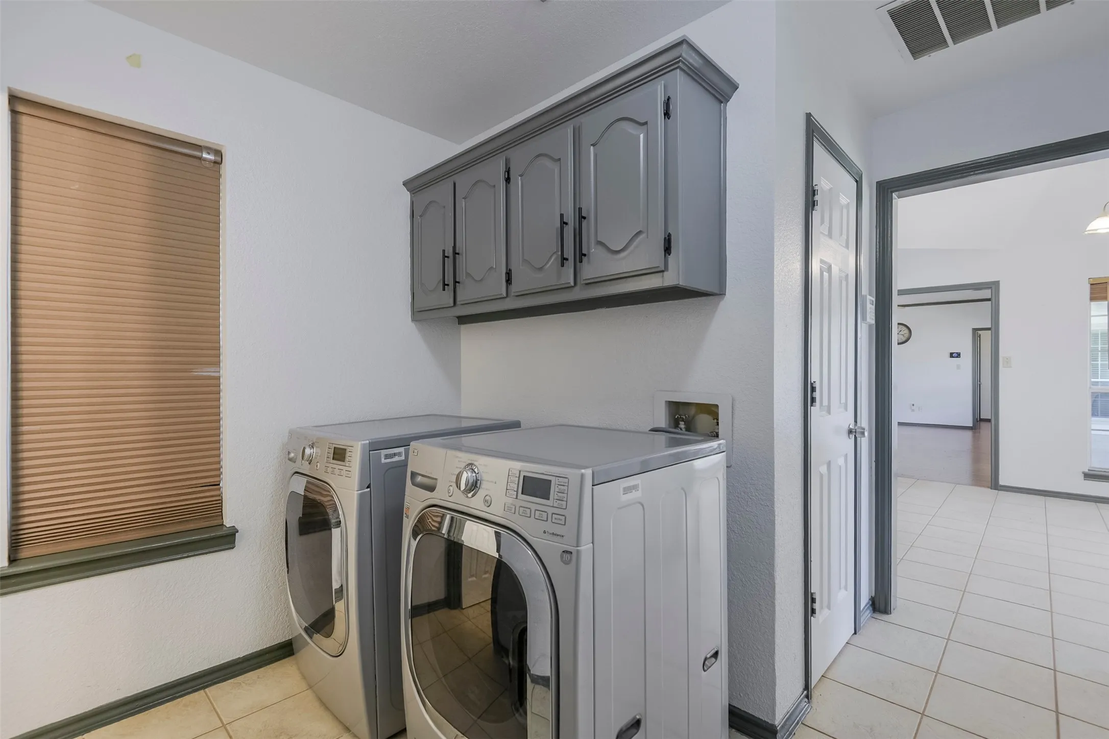 Single Family Residence For Sale in Ellis County , 519 Hiwasee Road, Waxahachie, Texas 75165, 4 Bedroom, 3 Bathroom, 3 Garage spaces, 2,689 Sqft, built in 1991, mls#21321008, Real Estate Agent in Waxahachie, Homes For Sale in Ellis county, Homes For Sale in Waxahachie, Realtor in Waxahachie Texas, Real Estate Brokerage Independent Realty Texas, Luminita Cordes Realtor