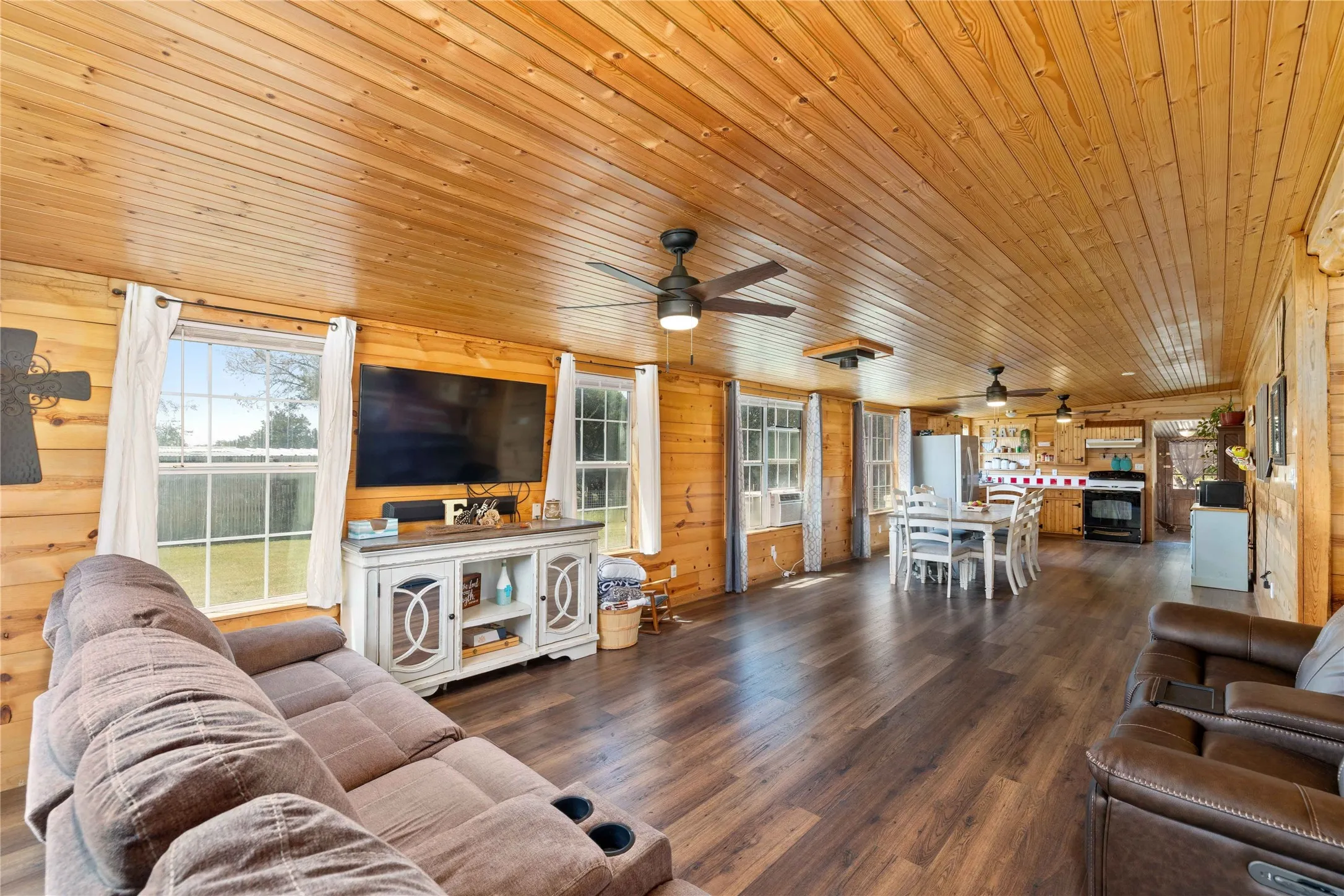Single Family Residence For Sale in Coryell County , 122 Homestead Drive, Gatesville, Texas 76528, 2 Bedroom, 1 Bathroom, Garage spaces, 1,357 Sqft, built in 2007, mls#21321172, Real Estate Agent in Gatesville, Homes For Sale in Coryell county, Homes For Sale in Gatesville, Realtor in Gatesville Texas, Real Estate Brokerage Independent Realty Texas, Luminita Cordes Realtor
