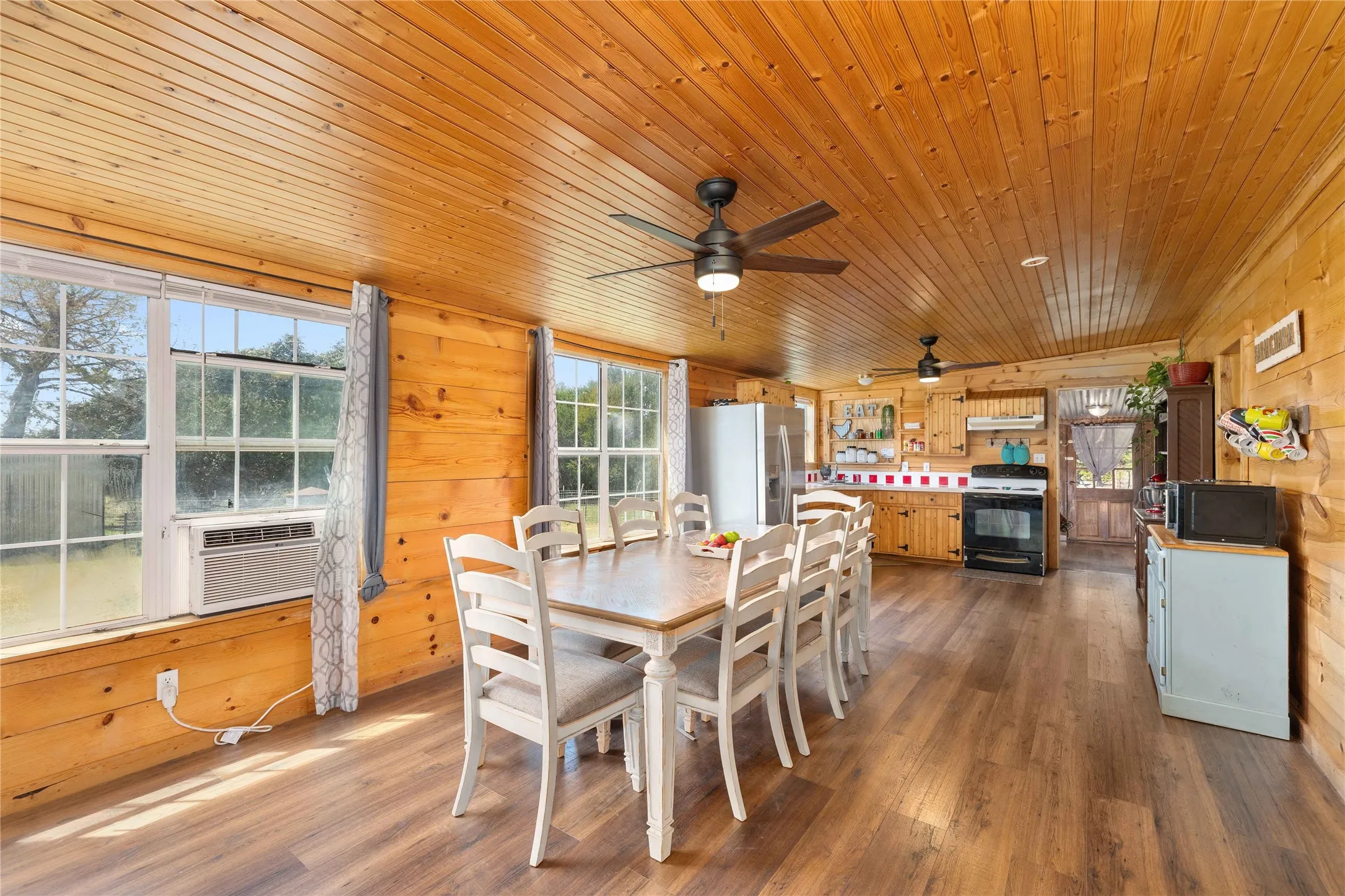 Single Family Residence For Sale in Coryell County , 122 Homestead Drive, Gatesville, Texas 76528, 2 Bedroom, 1 Bathroom, Garage spaces, 1,357 Sqft, built in 2007, mls#21321172, Real Estate Agent in Gatesville, Homes For Sale in Coryell county, Homes For Sale in Gatesville, Realtor in Gatesville Texas, Real Estate Brokerage Independent Realty Texas, Luminita Cordes Realtor