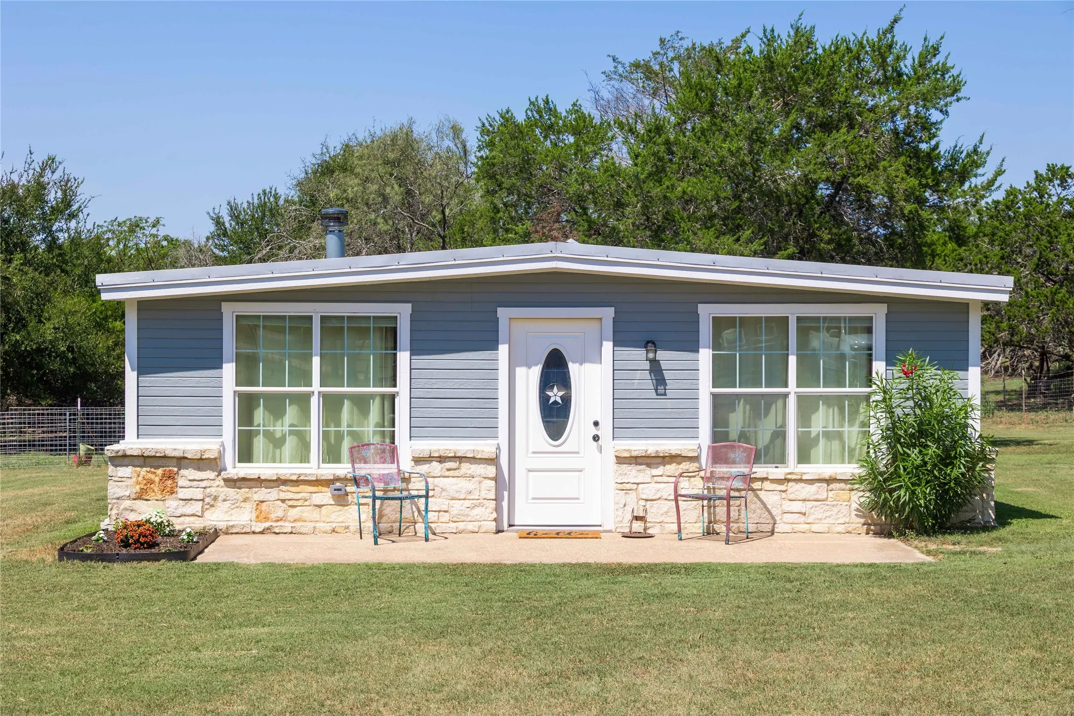 Single Family Residence For Sale in Coryell County , 122 Homestead Drive, Gatesville, Texas 76528, 2 Bedroom, 1 Bathroom, Garage spaces, 1,357 Sqft, built in 2007, mls#21321172, Real Estate Agent in Gatesville, Homes For Sale in Coryell county, Homes For Sale in Gatesville, Realtor in Gatesville Texas, Real Estate Brokerage Independent Realty Texas, Luminita Cordes Realtor