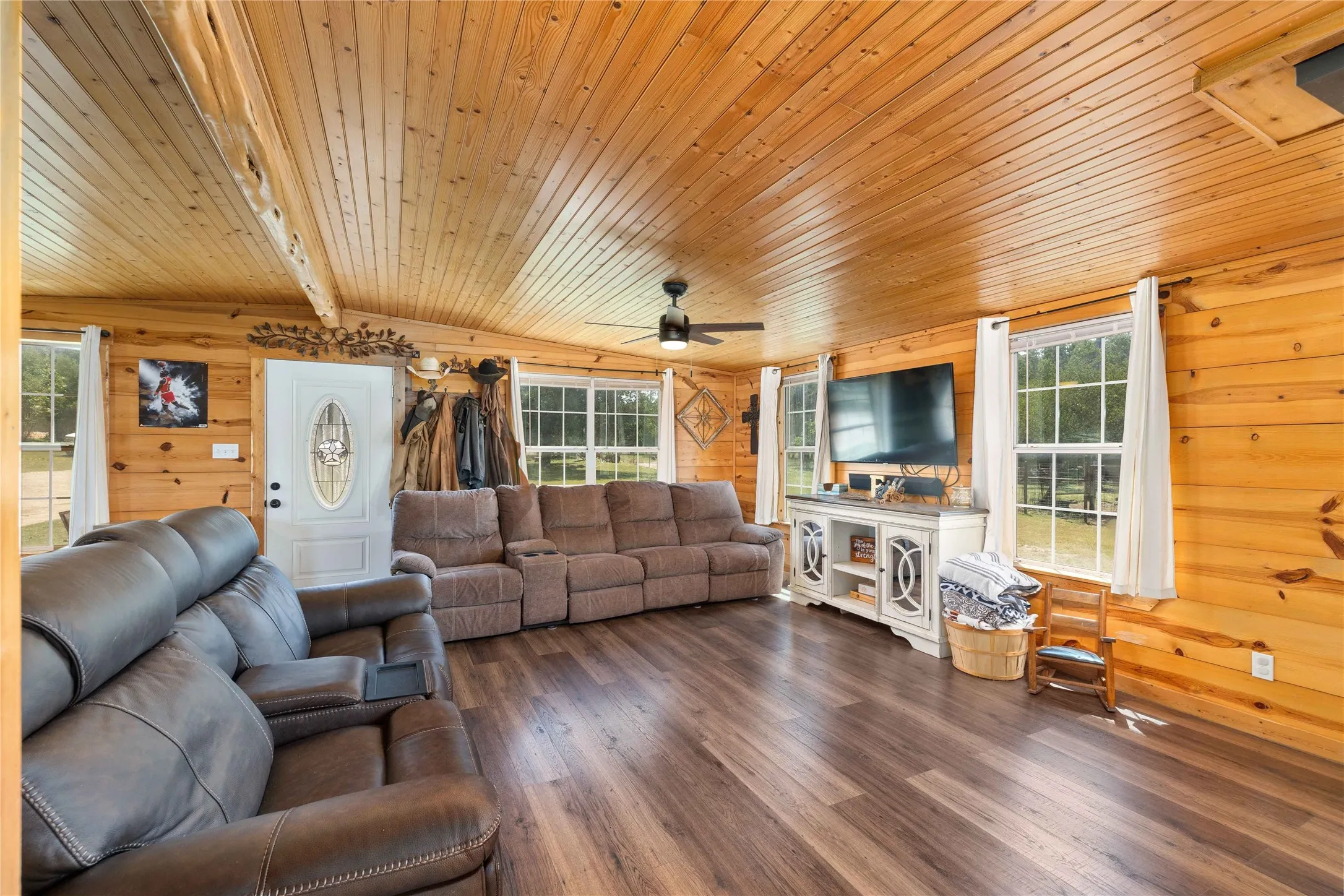 Single Family Residence For Sale in Coryell County , 122 Homestead Drive, Gatesville, Texas 76528, 2 Bedroom, 1 Bathroom, Garage spaces, 1,357 Sqft, built in 2007, mls#21321172, Real Estate Agent in Gatesville, Homes For Sale in Coryell county, Homes For Sale in Gatesville, Realtor in Gatesville Texas, Real Estate Brokerage Independent Realty Texas, Luminita Cordes Realtor