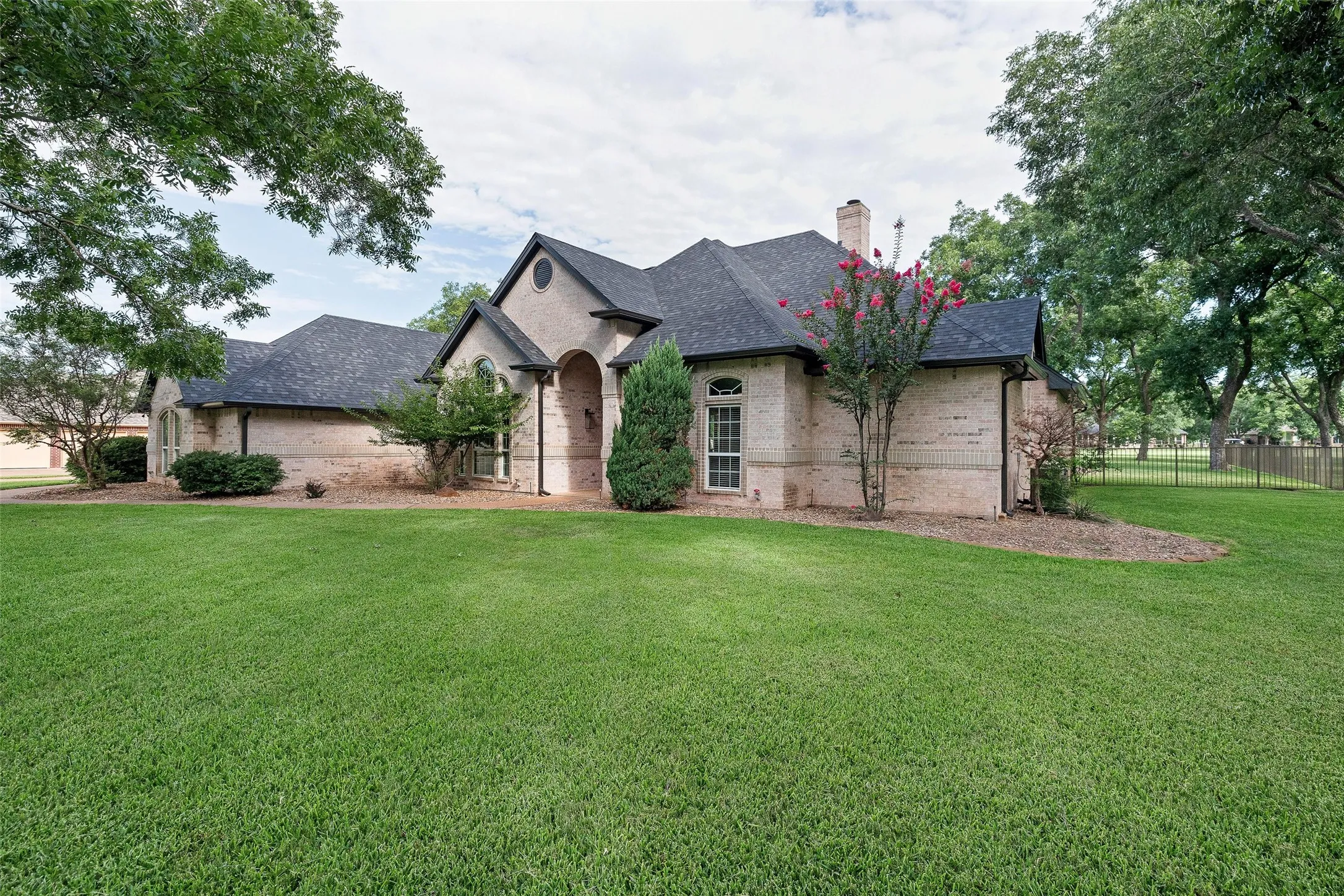 Single Family Residence For Sale in Hood County , 5612 Equestrian Court, Granbury, Texas 76049, 3 Bedroom, 3 Bathroom, 3 Garage spaces, 2,788 Sqft, built in 1998, mls#21319444, Real Estate Agent in Granbury, Homes For Sale in Hood county, Homes For Sale in Granbury, Realtor in Granbury Texas, Real Estate Brokerage Independent Realty Texas, Luminita Cordes Realtor