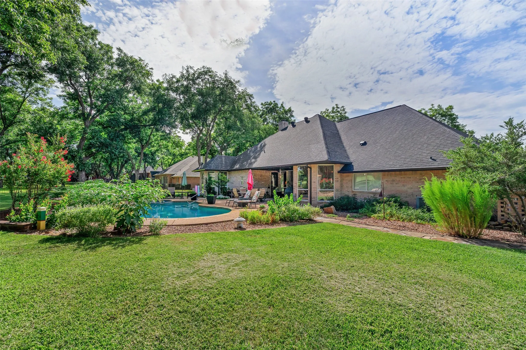 Single Family Residence For Sale in Hood County , 5612 Equestrian Court, Granbury, Texas 76049, 3 Bedroom, 3 Bathroom, 3 Garage spaces, 2,788 Sqft, built in 1998, mls#21319444, Real Estate Agent in Granbury, Homes For Sale in Hood county, Homes For Sale in Granbury, Realtor in Granbury Texas, Real Estate Brokerage Independent Realty Texas, Luminita Cordes Realtor