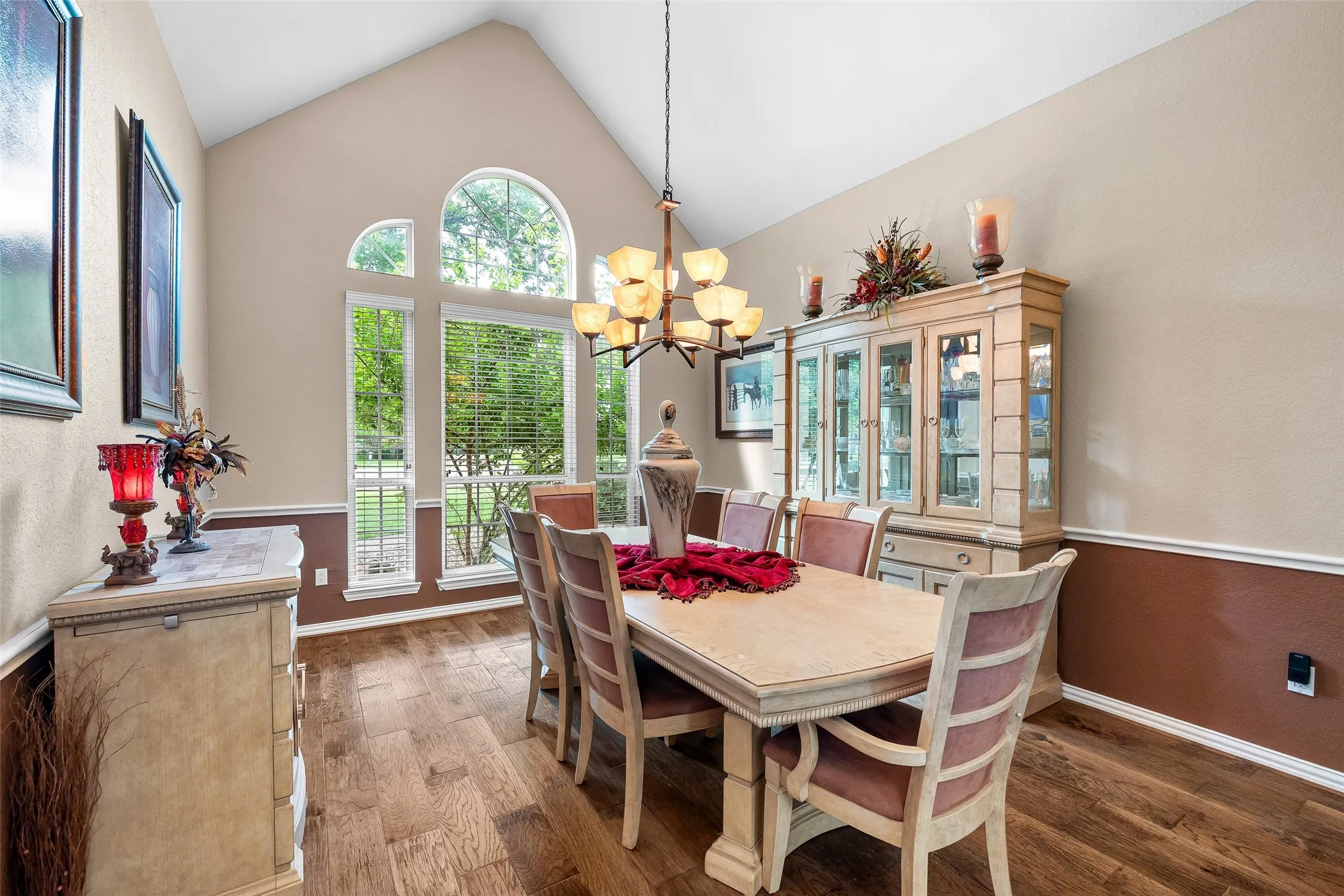 Single Family Residence For Sale in Hood County , 5612 Equestrian Court, Granbury, Texas 76049, 3 Bedroom, 3 Bathroom, 3 Garage spaces, 2,788 Sqft, built in 1998, mls#21319444, Real Estate Agent in Granbury, Homes For Sale in Hood county, Homes For Sale in Granbury, Realtor in Granbury Texas, Real Estate Brokerage Independent Realty Texas, Luminita Cordes Realtor
