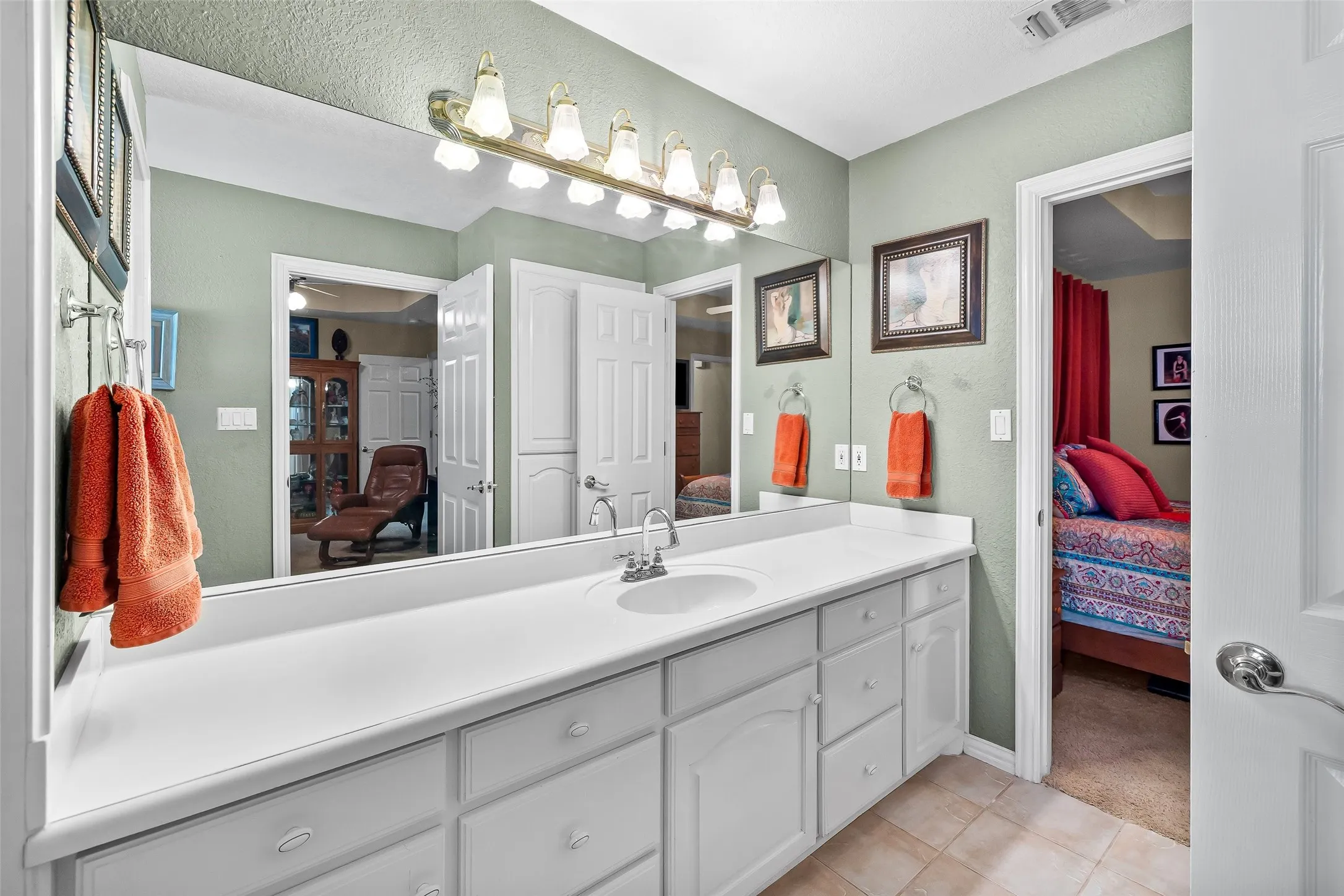 Single Family Residence For Sale in Hood County , 5612 Equestrian Court, Granbury, Texas 76049, 3 Bedroom, 3 Bathroom, 3 Garage spaces, 2,788 Sqft, built in 1998, mls#21319444, Real Estate Agent in Granbury, Homes For Sale in Hood county, Homes For Sale in Granbury, Realtor in Granbury Texas, Real Estate Brokerage Independent Realty Texas, Luminita Cordes Realtor