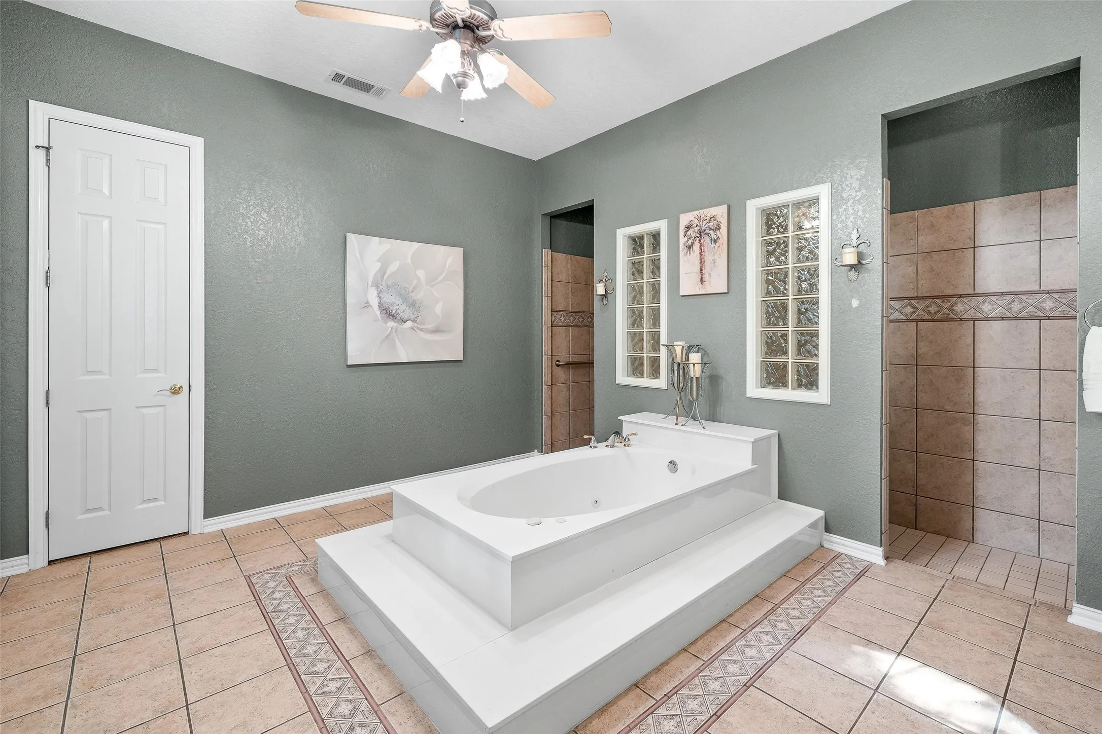 Single Family Residence For Sale in Hood County , 5612 Equestrian Court, Granbury, Texas 76049, 3 Bedroom, 3 Bathroom, 3 Garage spaces, 2,788 Sqft, built in 1998, mls#21319444, Real Estate Agent in Granbury, Homes For Sale in Hood county, Homes For Sale in Granbury, Realtor in Granbury Texas, Real Estate Brokerage Independent Realty Texas, Luminita Cordes Realtor