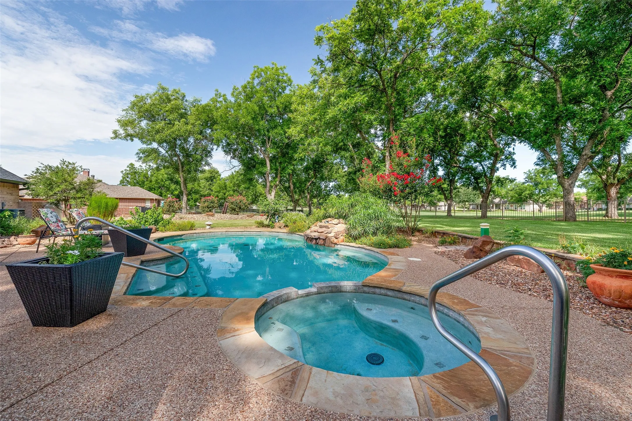 Single Family Residence For Sale in Hood County , 5612 Equestrian Court, Granbury, Texas 76049, 3 Bedroom, 3 Bathroom, 3 Garage spaces, 2,788 Sqft, built in 1998, mls#21319444, Real Estate Agent in Granbury, Homes For Sale in Hood county, Homes For Sale in Granbury, Realtor in Granbury Texas, Real Estate Brokerage Independent Realty Texas, Luminita Cordes Realtor