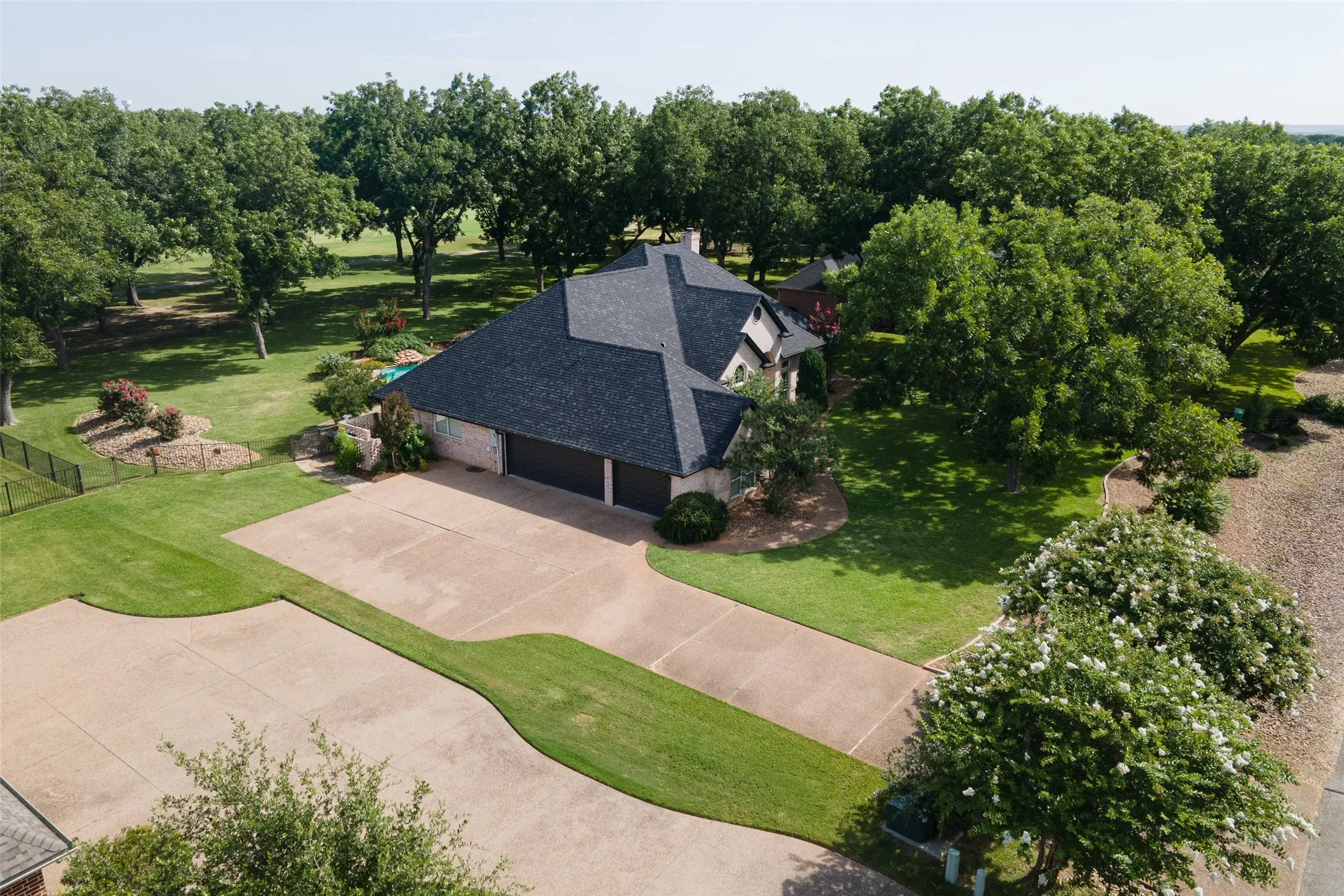 Single Family Residence For Sale in Hood County , 5612 Equestrian Court, Granbury, Texas 76049, 3 Bedroom, 3 Bathroom, 3 Garage spaces, 2,788 Sqft, built in 1998, mls#21319444, Real Estate Agent in Granbury, Homes For Sale in Hood county, Homes For Sale in Granbury, Realtor in Granbury Texas, Real Estate Brokerage Independent Realty Texas, Luminita Cordes Realtor