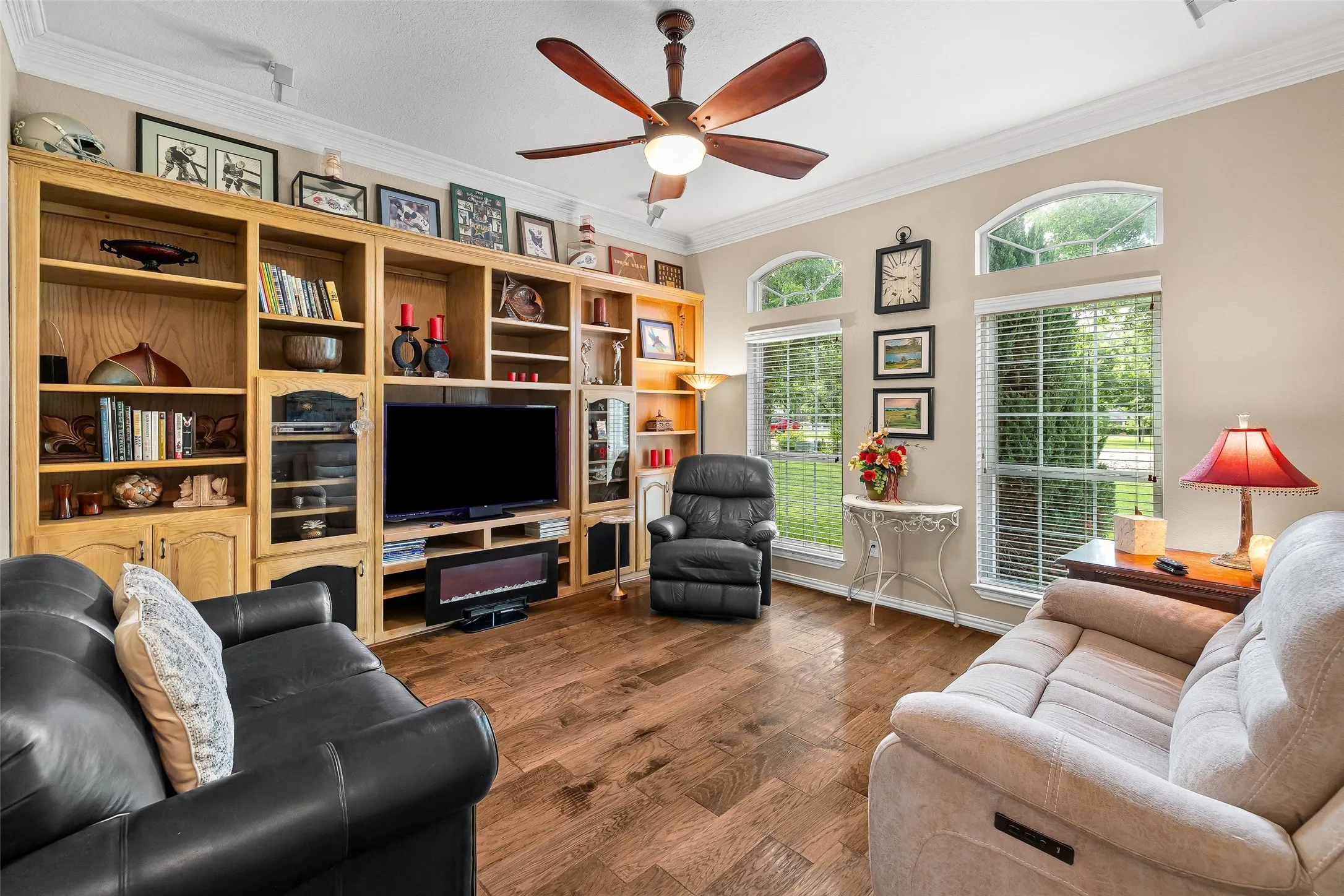 Single Family Residence For Sale in Hood County , 5612 Equestrian Court, Granbury, Texas 76049, 3 Bedroom, 3 Bathroom, 3 Garage spaces, 2,788 Sqft, built in 1998, mls#21319444, Real Estate Agent in Granbury, Homes For Sale in Hood county, Homes For Sale in Granbury, Realtor in Granbury Texas, Real Estate Brokerage Independent Realty Texas, Luminita Cordes Realtor