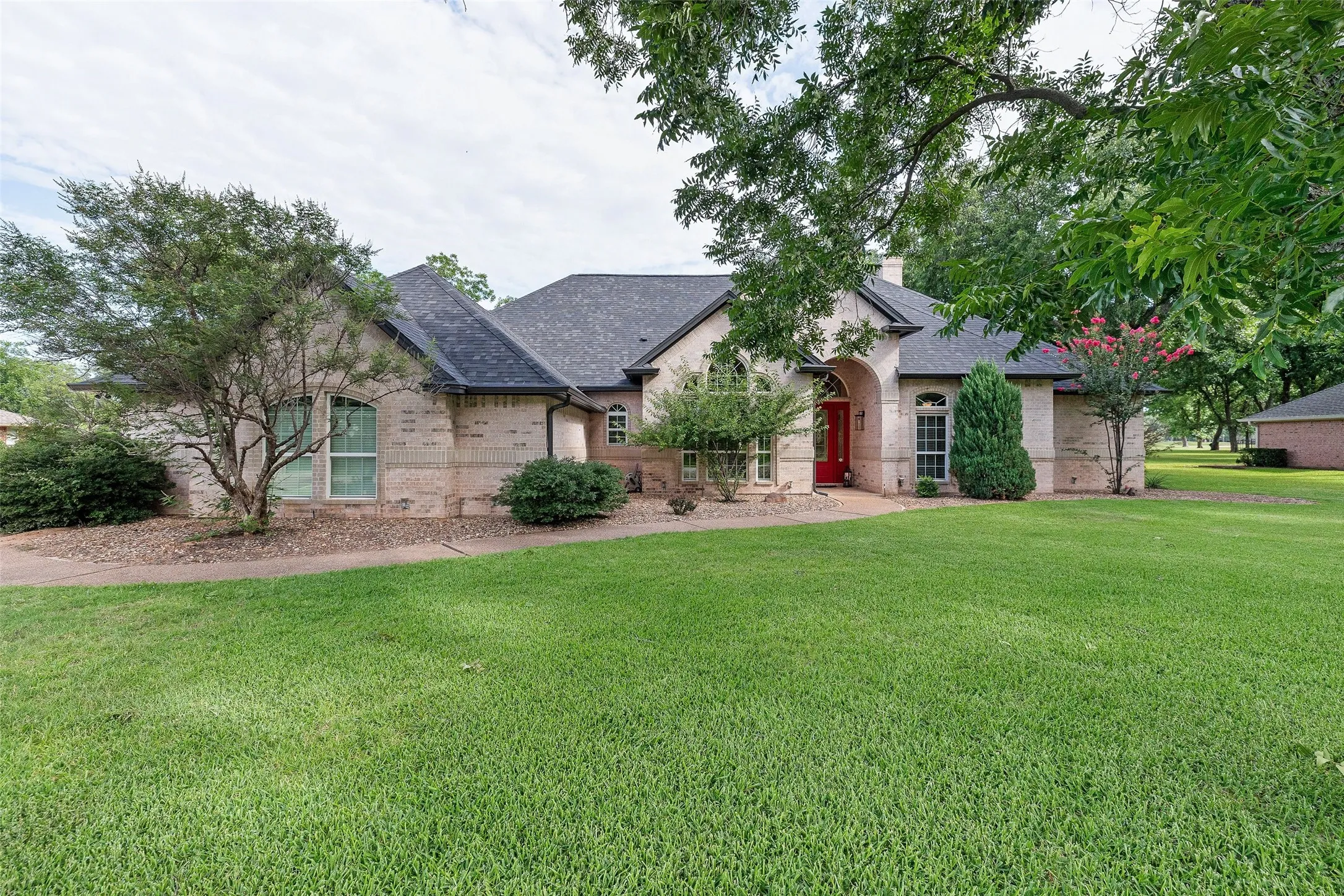 Single Family Residence For Sale in Hood County , 5612 Equestrian Court, Granbury, Texas 76049, 3 Bedroom, 3 Bathroom, 3 Garage spaces, 2,788 Sqft, built in 1998, mls#21319444, Real Estate Agent in Granbury, Homes For Sale in Hood county, Homes For Sale in Granbury, Realtor in Granbury Texas, Real Estate Brokerage Independent Realty Texas, Luminita Cordes Realtor