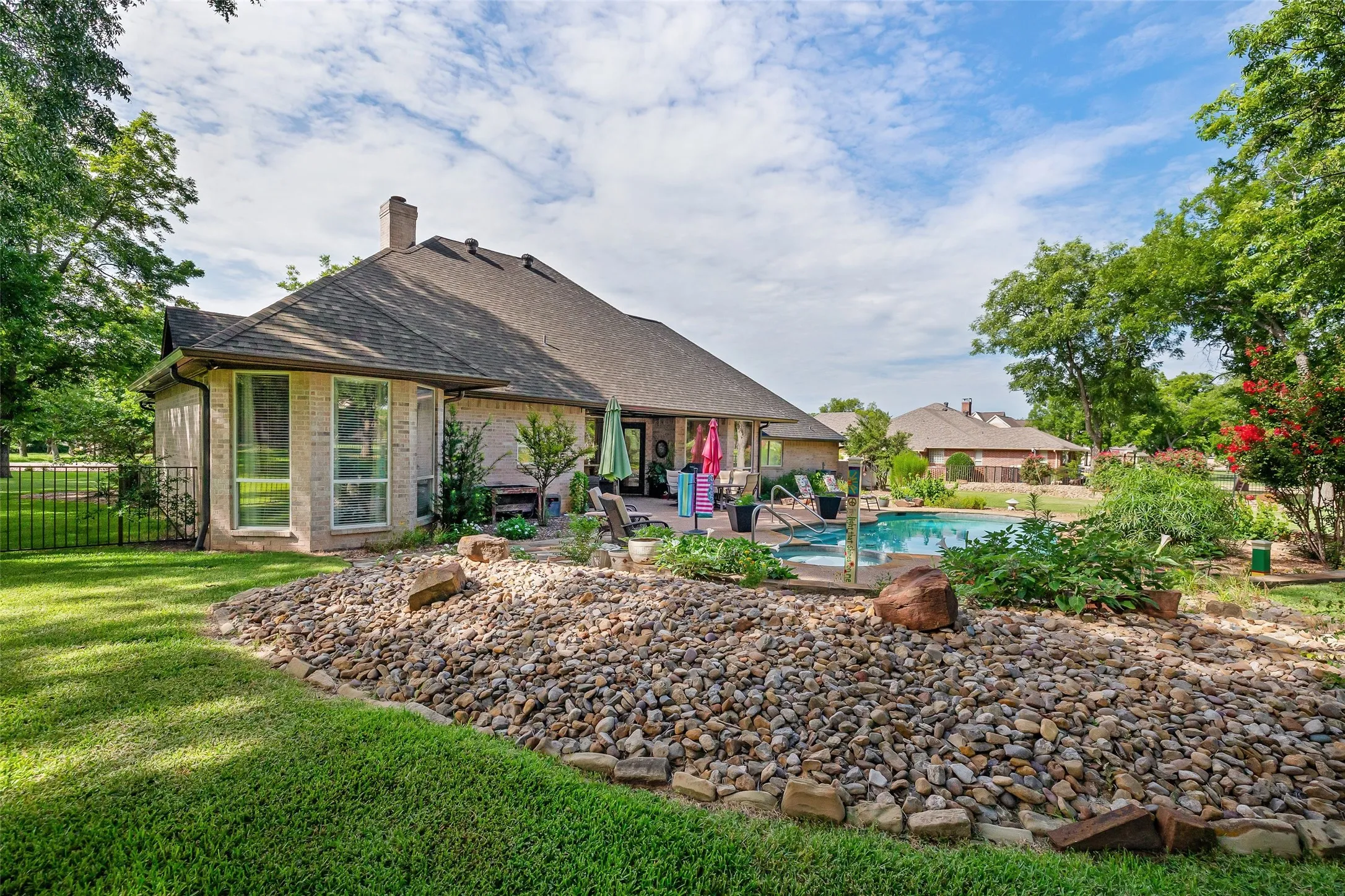 Single Family Residence For Sale in Hood County , 5612 Equestrian Court, Granbury, Texas 76049, 3 Bedroom, 3 Bathroom, 3 Garage spaces, 2,788 Sqft, built in 1998, mls#21319444, Real Estate Agent in Granbury, Homes For Sale in Hood county, Homes For Sale in Granbury, Realtor in Granbury Texas, Real Estate Brokerage Independent Realty Texas, Luminita Cordes Realtor