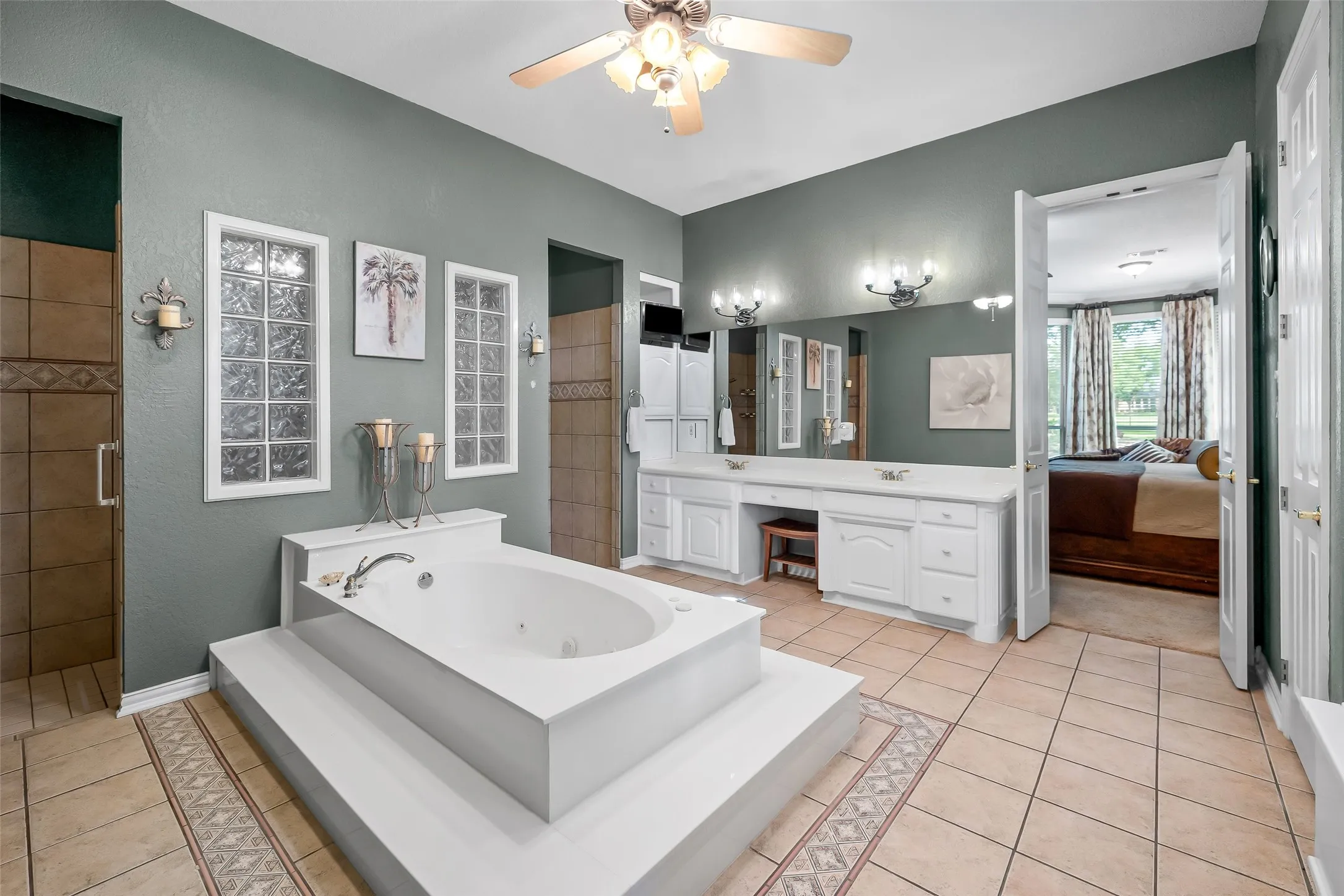 Single Family Residence For Sale in Hood County , 5612 Equestrian Court, Granbury, Texas 76049, 3 Bedroom, 3 Bathroom, 3 Garage spaces, 2,788 Sqft, built in 1998, mls#21319444, Real Estate Agent in Granbury, Homes For Sale in Hood county, Homes For Sale in Granbury, Realtor in Granbury Texas, Real Estate Brokerage Independent Realty Texas, Luminita Cordes Realtor
